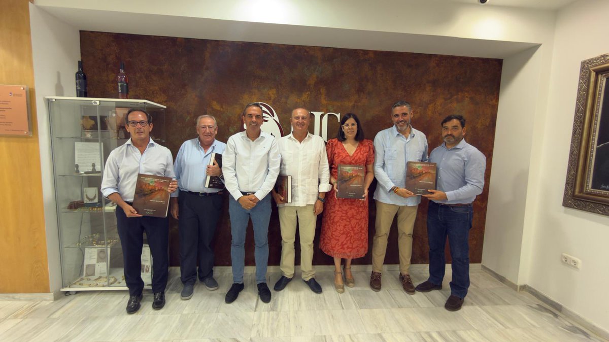 RedElectricaREE's tweet photo. Nuestro delegado en #Andalucía, Jorge Jiménez, celebró el primer aniversario del Centro de Interpretación de la Cultura Argárica (CICA) de Antas #Almería, con el que colaboramos en la dotación de sus fondos.

Acompañamos al territorio y protegemos su 🏺🪙patrimonio cultural. https://t.co/bYGyNYeYPU
