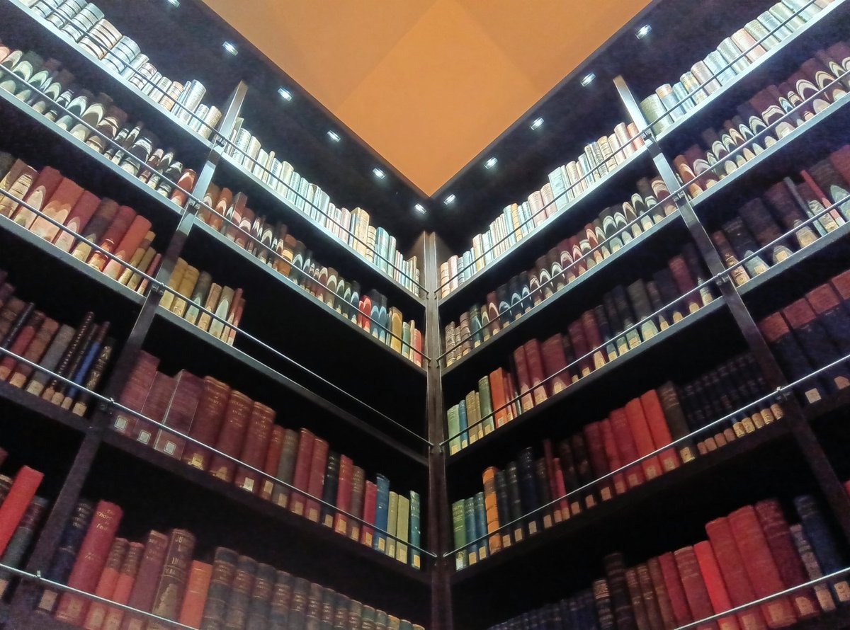 ukonkingyo's tweet photo. 二万四千もの東洋にまつわる本が収められた、東洋文庫ミュージアムのモリソン書庫へ。眠れる本達の沈黙を解きたい衝動に駆られますが、観賞用なのです。新聞記者で冒険家のモリソン氏が、北京滞在中に集めた蔵書とのこと。モリソンさん、初めまして。貴方の本の森は素晴らしいです、と心の中でご挨拶。 https://t.co/C1rl2IvtHJ
