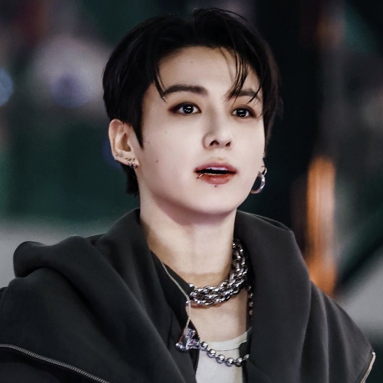 archvofgguk's tweet photo. hello look at him… the visuals, the makeup, the hair… woah everything looks effortlessly breathtaking!! 💘 https://t.co/fiUsi8xdxF