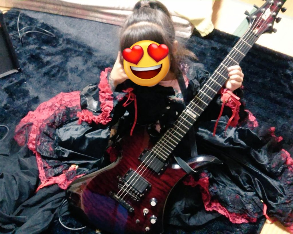 Liina_Guitar's tweet photo. 今日は今月で20歳になる長女とお出かけ♡
一緒にお酒飲める歳になったー！
高校生くらいは難しかった時期もあったけど
いつまでも可愛い娘です♡

とりあえずパパが20歳の時に着てた衣装着てみる？って聞いたら拒否られましたw

小学生のときは着てくれたのになー

誕生日おめでとう♡ https://t.co/JVl5ToqGM8