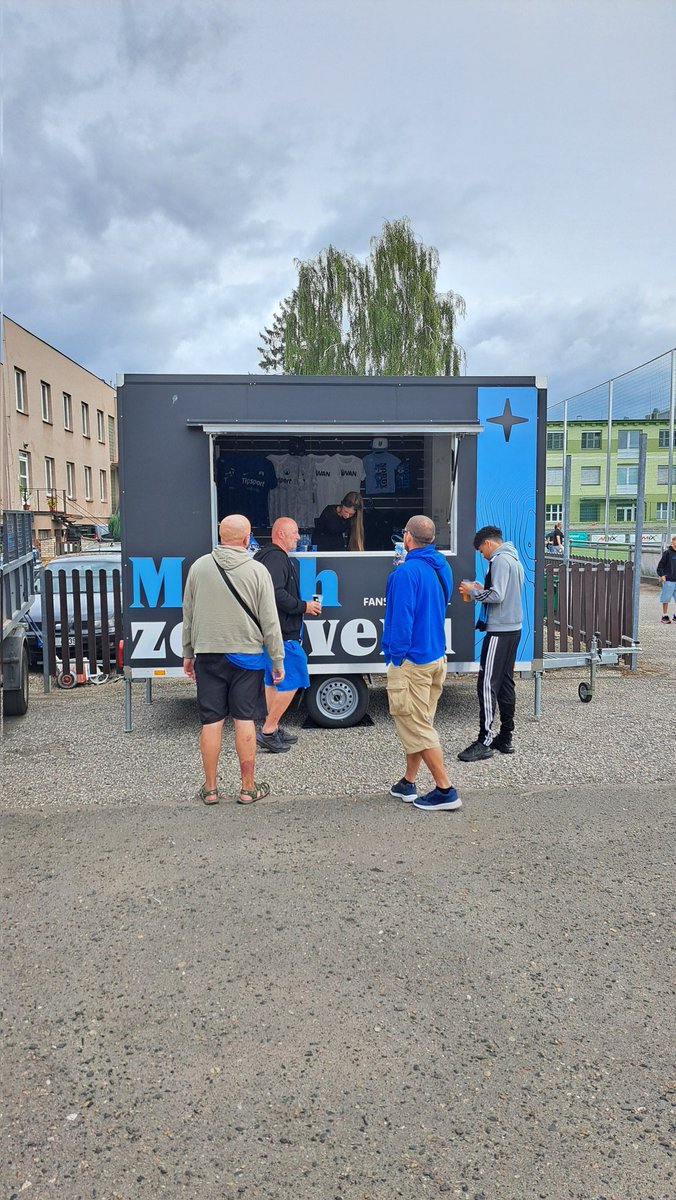 StepanHanus's tweet photo. Do Turnova jsme kromě fanshoptrucku dnes přivezli i @maskotzeseveru 🐶👋💙🤍
#FCSL #Hvezdazeseveru #LIBDUK https://t.co/DTWcWBqh4a