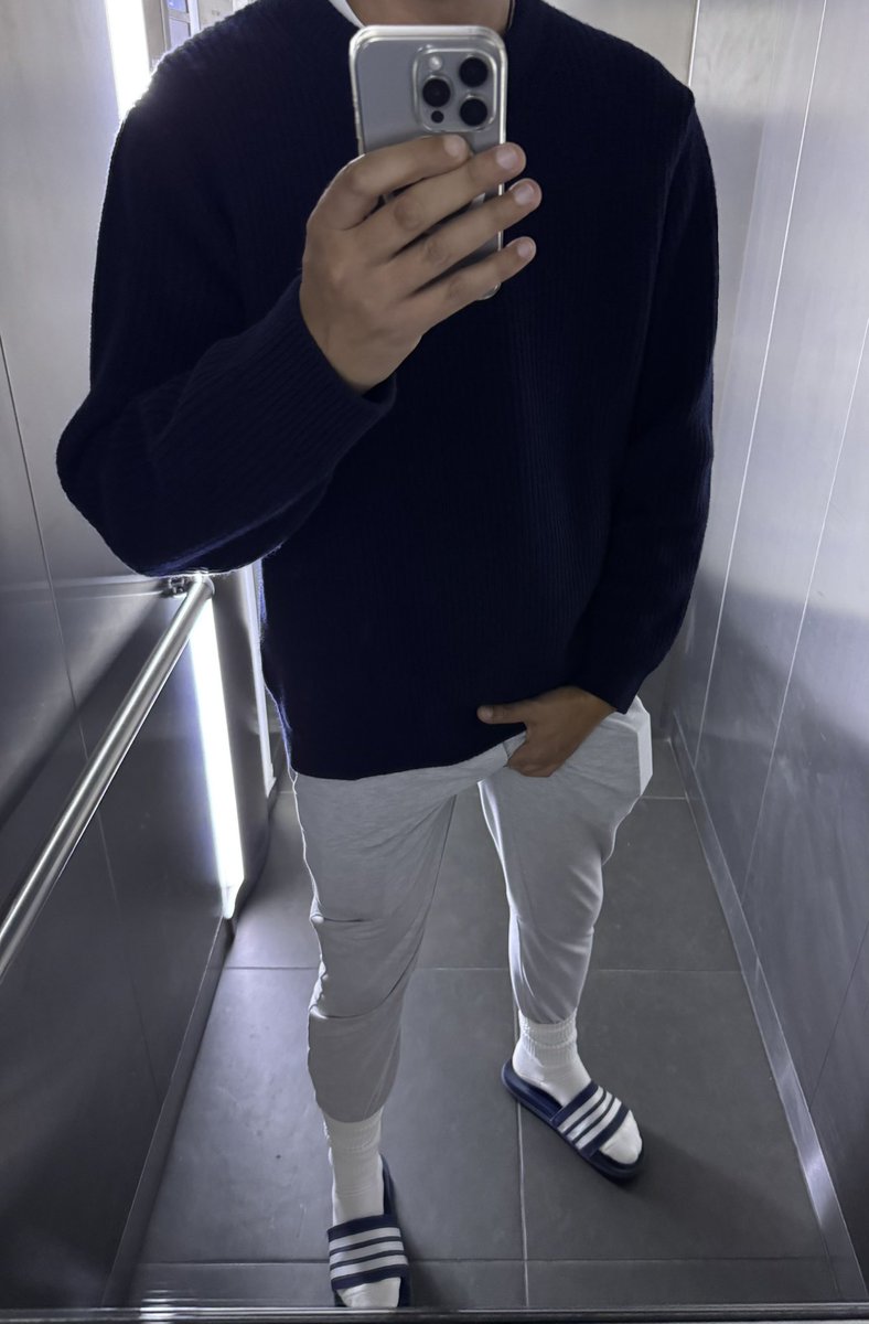 StepCloserX's tweet photo. Just me, the lift, and another excuse to show off some fresh white socks. 🧦😉
#SaturdayMorning #WeekendVibes #WhiteSocks #SockLover #FreshSocks #SockGame #SlidesAndSocks #MirrorSelfie #CasualStyle #MensStyle #FeetCommunity #FootContent https://t.co/nXvPUT4luh