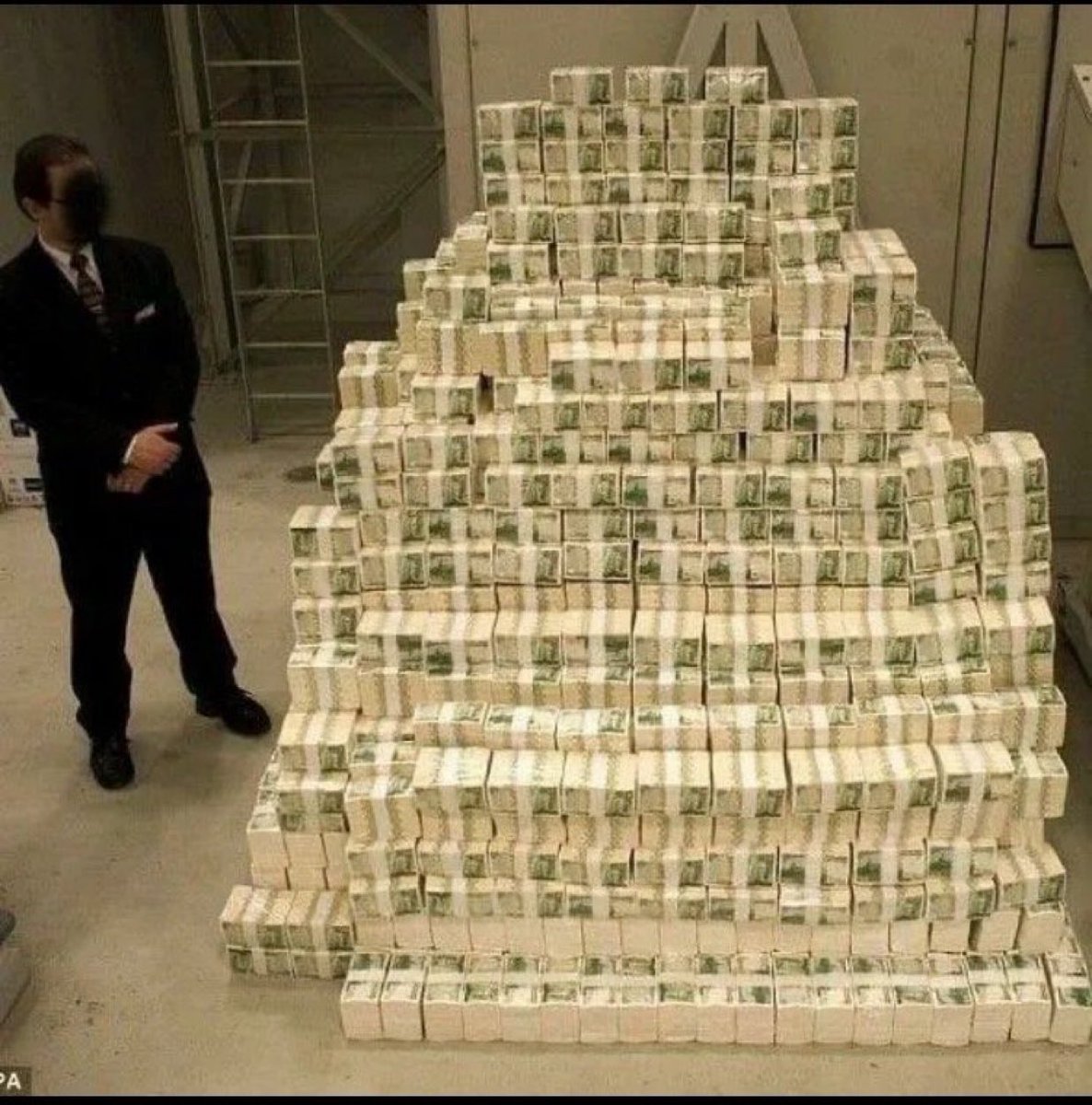 lhernandoe2009's tweet photo. 助けてください！！
現 金がありすぎて、困ってます。

突然ですが
今すぐ受け取っとくれる方を募集します。
どうせ貰えないと諦めてる人へ 試しに応募してみて下さい。

私が本物だという証明をします。
　　　　　
【いいね】で【全員1束】

応募方法
フォロいいねの後に欲しいとリプで受付完了✅ https://t.co/oXbip3bCo3