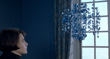 Gibboanxious's tweet photo. Three Colors: Blue (1993) 

dir. Krzysztof Kieślowski https://t.co/VWZZ0UoKGT