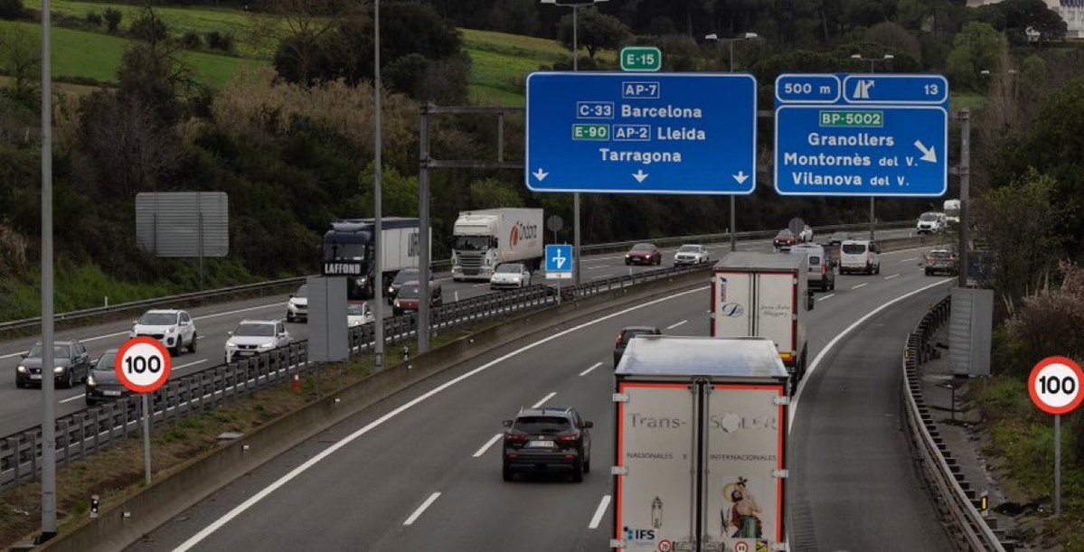SergiMaranya's tweet photo. ATENCIÓ 10.47 h: El Govern de Salvador Illa obre la porta a recuperar els peatges a l’AP-7 i en altres vies d’alta capacitat.

👉🏻 Illa considera ara que potser “ens vam equivocar” quan es va defensar eliminar els peatges.

👉🏻 El secretari de Mobilitat, Manel Nadal, assegura que l’AP-7 ja no pot absorbir més camions.

👉🏻 El Govern parla d’un possible sistema de pagament per ús, però no seria immediat: dependria d’un acord polític i del vistiplau de l’Estat, perquè l’AP-7 és de titularitat estatal.

🤔 Ens preparen el terreny per tornar-nos a fer pagar. La saturació, però, no s’explica només per la fi dels peatges. També té molt a veure amb una Catalunya que ha crescut en més de dos milions d’habitants des de l’any 2000, però sense unes infraestructures dimensionades per assumir-ho. Primer, aplaudeixen col·lapsar el país. Després, et cobren la factura.