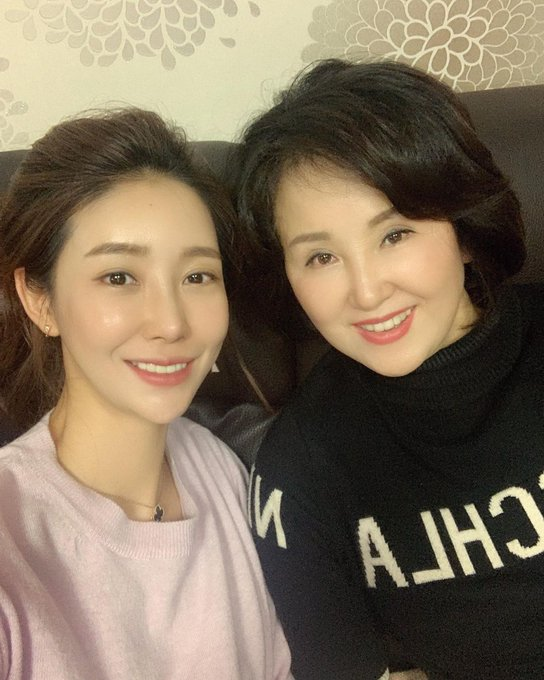 Anna09144's tweet photo. Happy birthday to my mom! Wishing her good health, all the best, and happiness every day.🎂 https://t.co/js23sNDALu