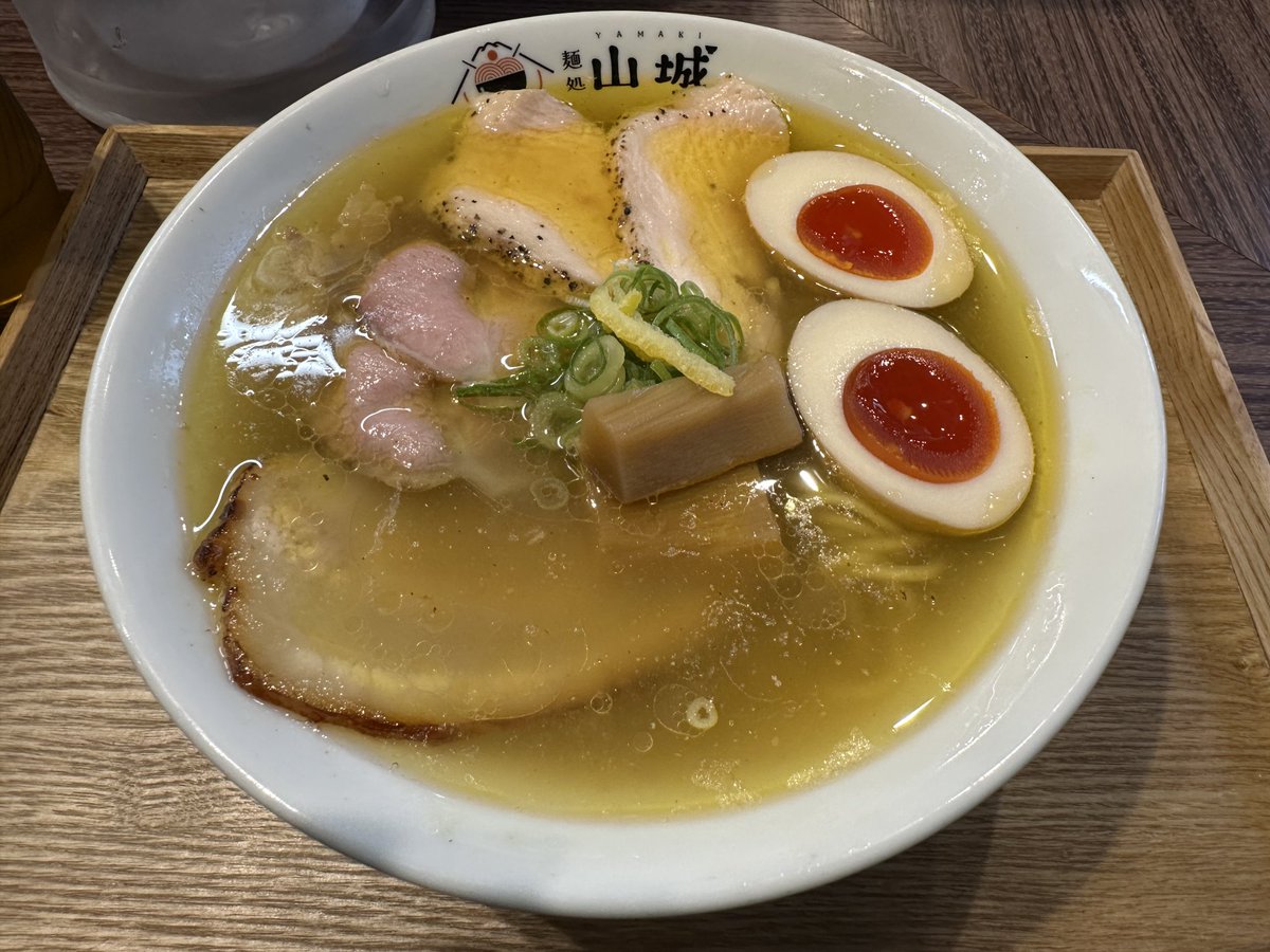 ken_zan's tweet photo. 麺処山城@大阪淡路 の特製鶏塩そば。
前回「山城の冷やしつけ麺」を食べに来たときに興味を持ってたので、あまり間を空けずやって来ました。
塩ラーメンでありながらも、腰のある麺に結構しっかりしたスープで食べ応えありますね。チャーシューも3種あって変化が楽しめて良いです。
柚子の香りがとてもいいアクセントになっていました。

個人的にはこれぐらいでも大丈夫な塩加減のスープですが、ウチの嫁さんだと塩辛いって言いそうなバランス。