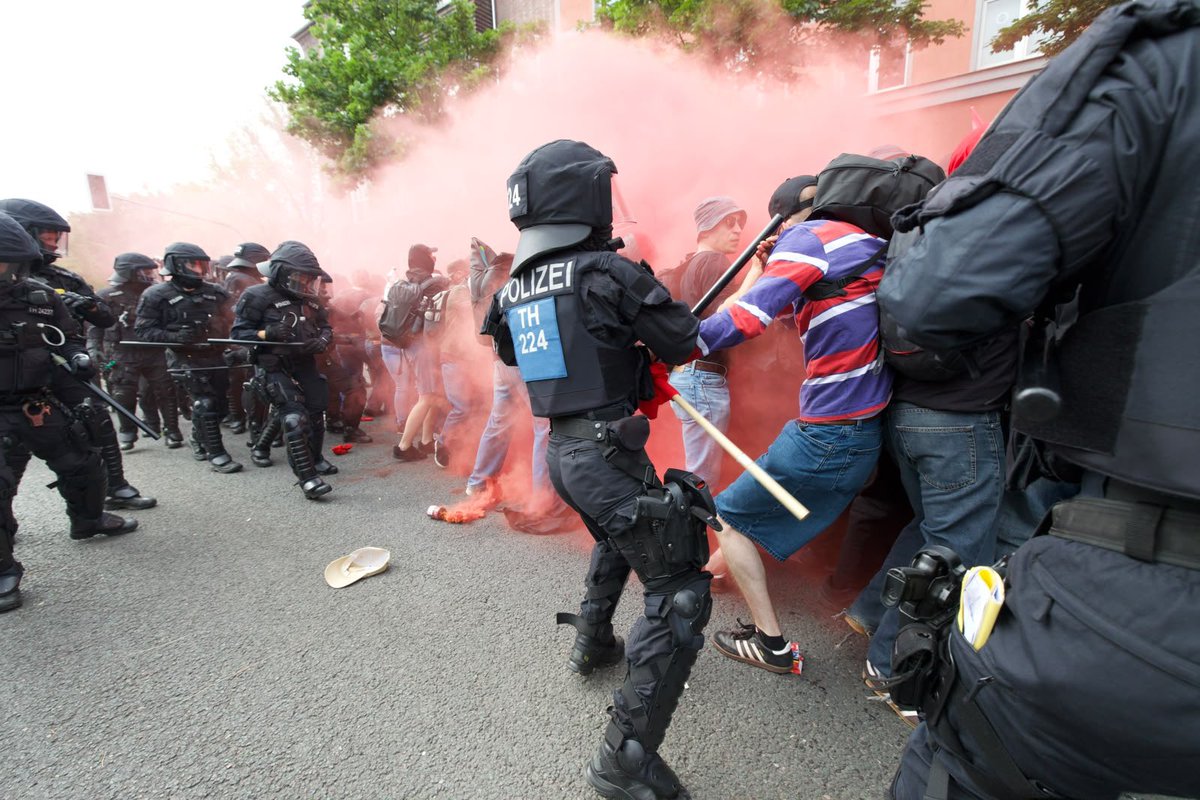chefreporterNRW's tweet photo. Brutale Jagdszenen und #Gewalt in #Erfurt: #Linksextreme attackieren Journalisten, die sie für #Rechte halten, schlagen auf sie ein, treten am Boden auf den Kopf ein. #Polizei drängt Gewalttäter danach massiv mit Schlagstock und Pfefferspray zurück! #EF0407 #AfD
Fotos: Jan Ohmen https://t.co/LKt7vAayVv