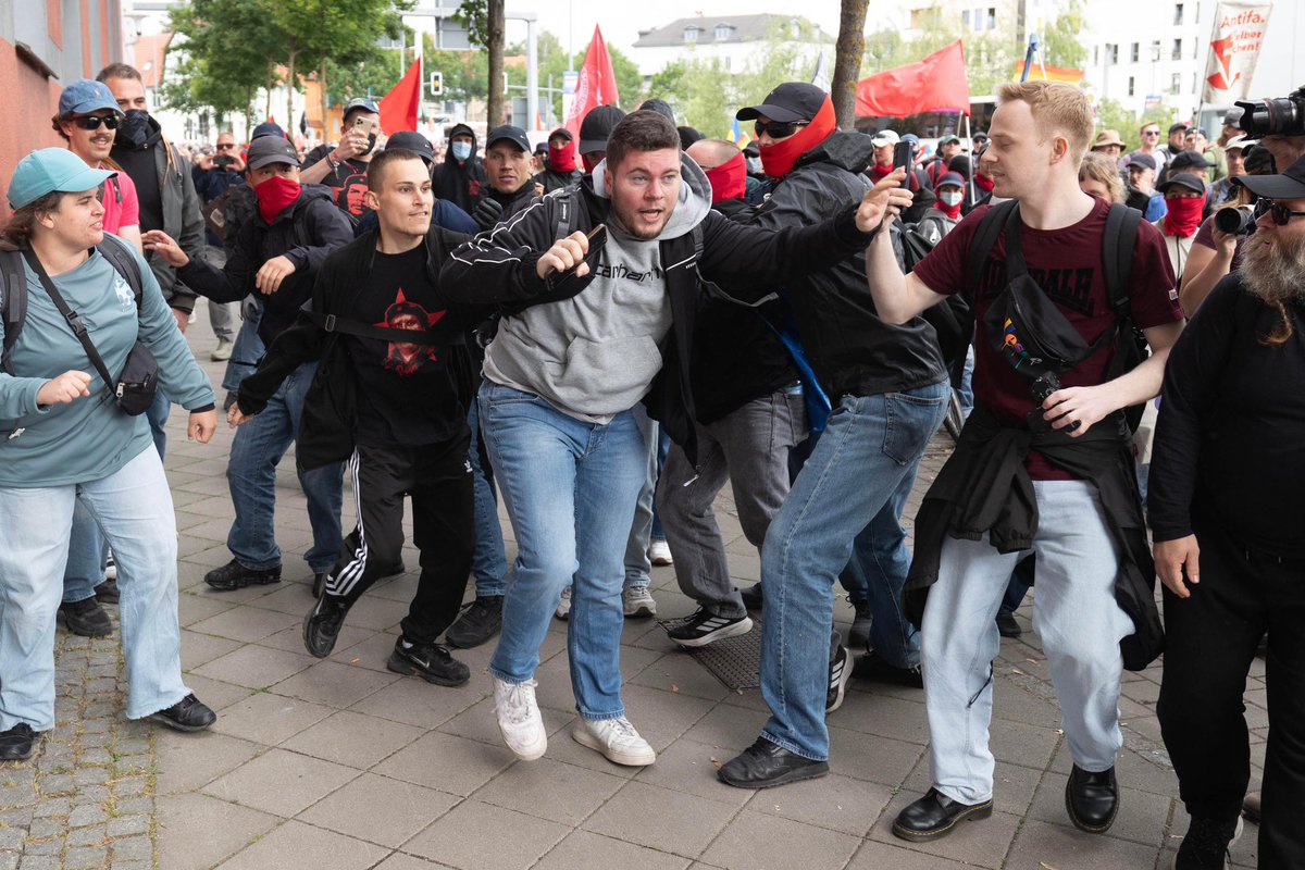 chefreporterNRW's tweet photo. Brutale Jagdszenen und #Gewalt in #Erfurt: #Linksextreme attackieren Journalisten, die sie für #Rechte halten, schlagen auf sie ein, treten am Boden auf den Kopf ein. #Polizei drängt Gewalttäter danach massiv mit Schlagstock und Pfefferspray zurück! #EF0407 #AfD
Fotos: Jan Ohmen https://t.co/LKt7vAayVv