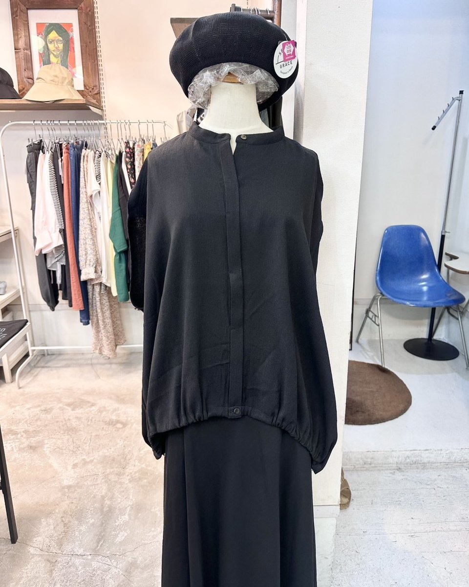 StripeBalloon's tweet photo. 【STBL CODE】
レーヨンリネンバルーンシャツ♡②

新入荷のバルーンシャツは
スソにスピンドル入りでシルエットを調節できて◎
そのままでもブラウジングしても可愛い♡
一枚でシルエットがキマるので便利です。

ボトムはタックデニムイージーパンツで
大人カジュアルなデイリーコーデに♪

続く→ https://t.co/1h6DIQnqSM