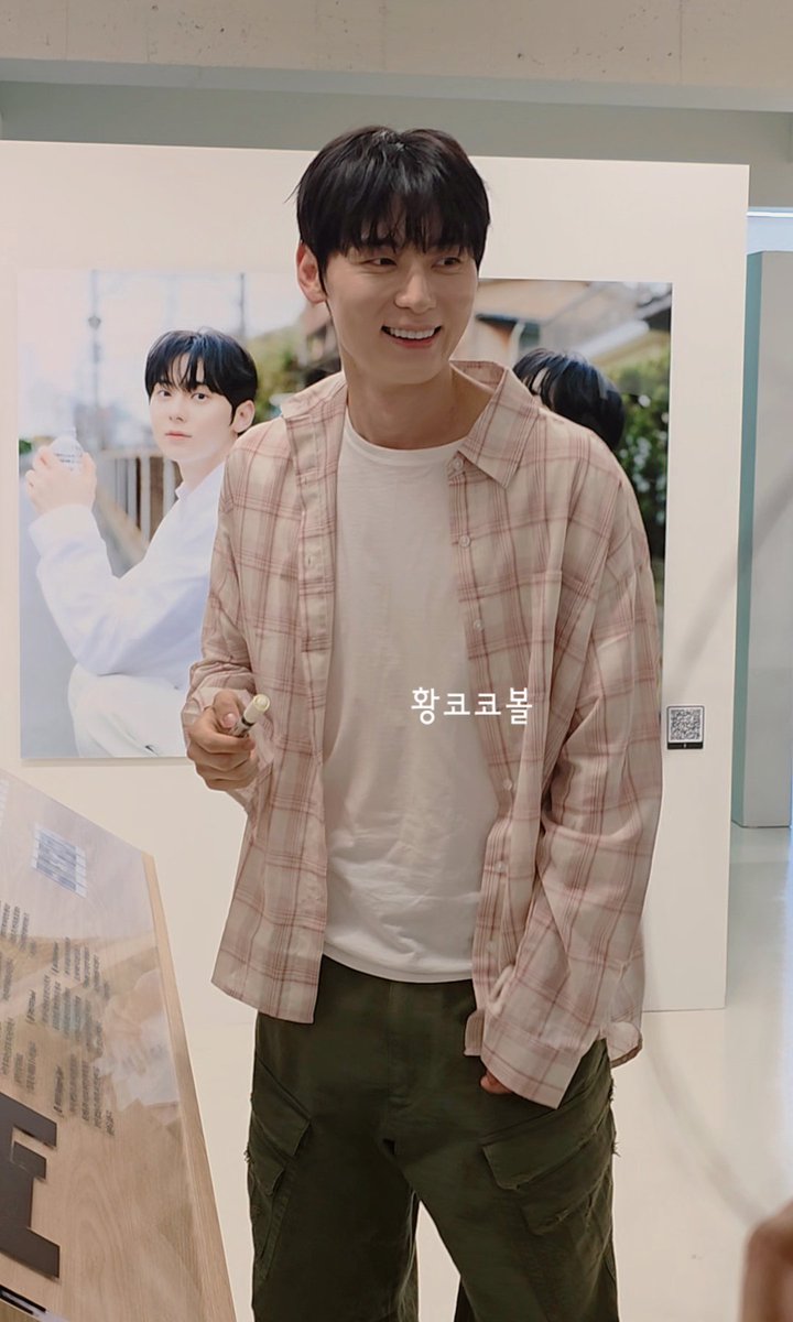_950809hmh_'s tweet photo. 260704 🍑🎂
민현이가 올줄 몰랐는데..
멀리서 저벅저벅 걸어오는거 보고 1차 놀람
사진전에서 설명을 해줘서 2차 놀람..
타래로 계속 남겨볼게요🥹
#황민현 #HWANGMINHYUN https://t.co/SyloxusqfR
