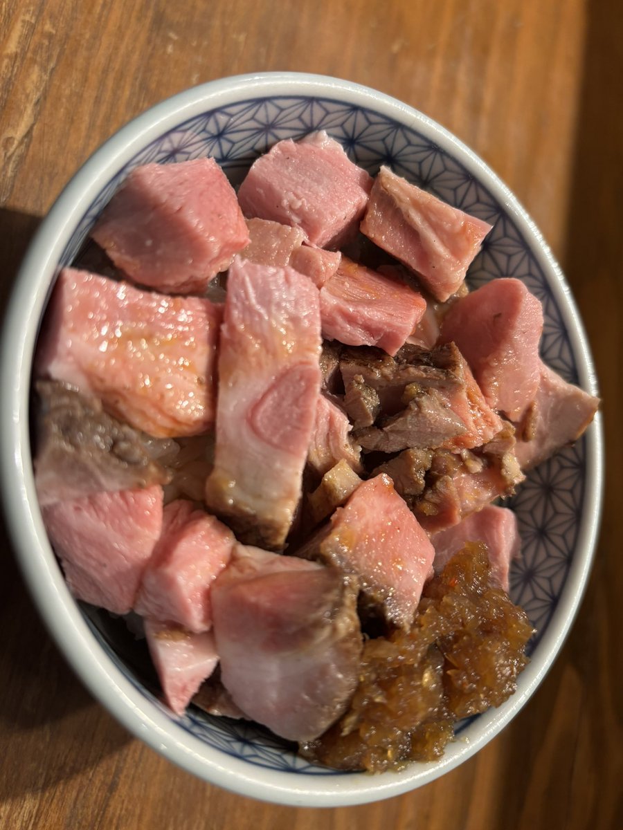 c_n_fishtons's tweet photo. こんにちは

夜は皿台湾ありません

肉はあるのでローストポーク丼
つくりました

500円

ラーメンは
しばらく中太麺復活します
明日くらいはまだ
1日あると思います😉 https://t.co/uHzOqR2Tq7