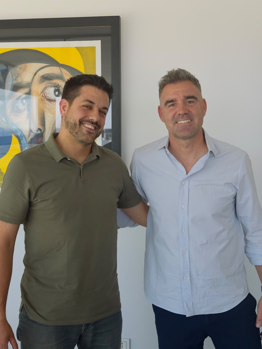 RealJaenCF's tweet photo. Germán Romo, nuevo director de operaciones del Real Jaén CF 🧑🏻‍💻 

El burgalés de 38 años iniciará de esta manera su segunda etapa en un club en el que ya ejerció de director de comunicación en la temporada 2.014/2.015 🎙️

A sus 15 años de experiencia en el mundo del fútbol hay que sumarle un un amplio currículo académico con estudios y máster universitarios de periodismo, big data, marketing o en dirección de entidades deportivas 📈

🗣️ “𝙑𝙚𝙣𝙜𝙤 𝙖 𝙨𝙪𝙢𝙖𝙧 𝙚𝙣 𝙡𝙤 𝙤𝙧𝙜𝙖𝙣𝙞𝙯𝙖𝙘𝙞𝙤𝙣𝙖𝙡, 𝙚𝙣 𝙡𝙤 𝙤𝙥𝙚𝙧𝙖𝙩𝙞𝙫𝙤 𝙮 𝙖 𝙩𝙧𝙖𝙩𝙖𝙧 𝙙𝙚 𝙖𝙘𝙪𝙢𝙪𝙡𝙖𝙧 𝙢𝙖́𝙨 𝙚𝙛𝙚𝙘𝙩𝙞𝙫𝙤𝙨 𝙮 𝙖𝙥𝙤𝙮𝙤𝙨 𝙖 𝙪𝙣 𝙥𝙧𝙤𝙮𝙚𝙘𝙩𝙤 𝙦𝙪𝙚 𝙚𝙨 𝙪𝙣𝙖 𝙙𝙚 𝙡𝙖𝙨 𝙣𝙤𝙩𝙞𝙘𝙞𝙖𝙨 𝙢𝙖́𝙨 𝙥𝙤𝙨𝙞𝙩𝙞𝙫𝙖𝙨 𝙦𝙪𝙚 𝙝𝙖 𝙙𝙖𝙙𝙤 𝙚𝙡 𝙛𝙪́𝙩𝙗𝙤𝙡 𝙚𝙣 𝙚𝙨𝙩𝙚 𝙥𝙖𝙞́𝙨 𝙚𝙣 𝙡𝙤𝙨 𝙪́𝙡𝙩𝙞𝙢𝙤𝙨 𝙖𝙣̃𝙤𝙨”

#RJ2627 #GermánRomo