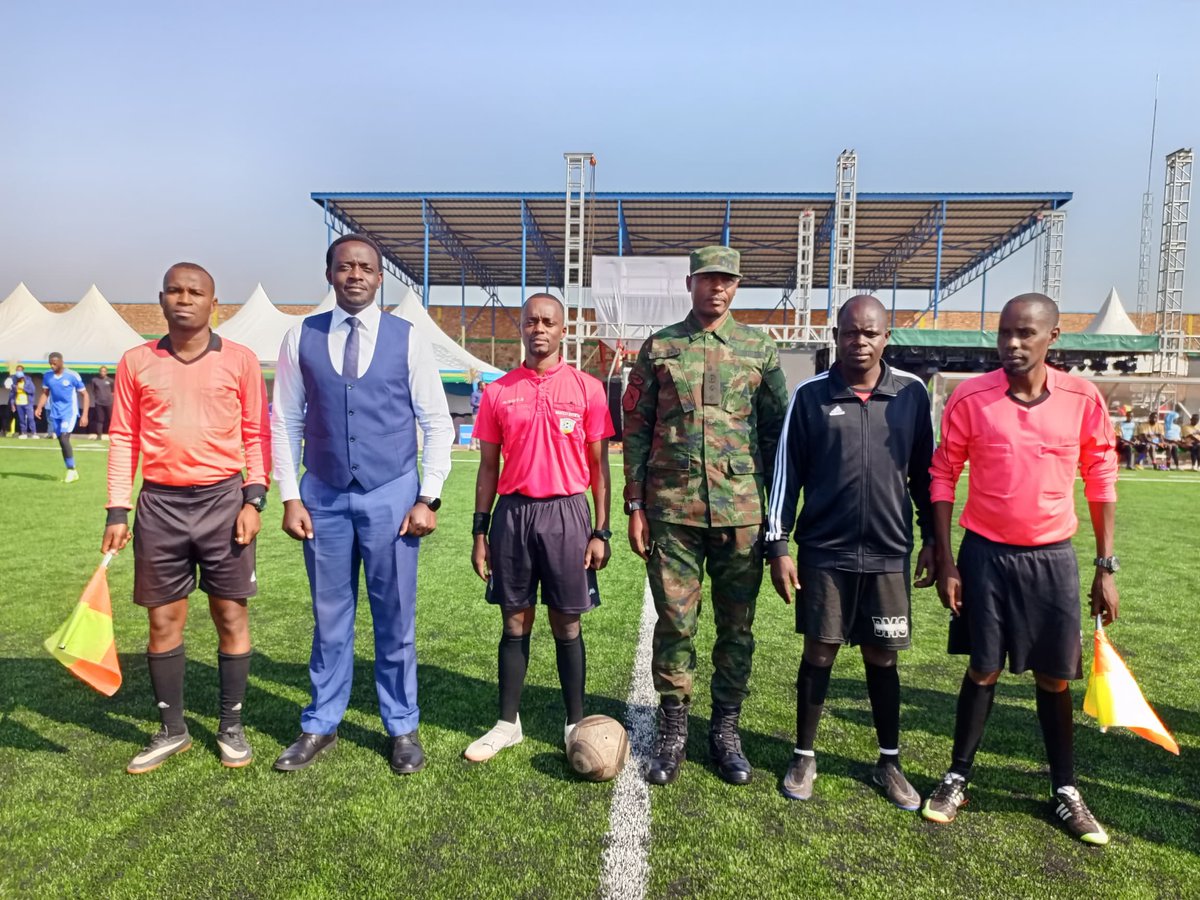 radioishingiro's tweet photo. Ibirori byo #KWIBOHORA32 muri @GicumbiDistrict byabanjirijwe n'umukino urimo guhuza Ikipe ya @UTAB_BYUMBA na #NEWSPORTING Ikipe y'abatarabigize umwuga ihuriwemo abatuye Akarere ka Gicumbi. Ni mu irushanwa ryateguwe n'Akarere ka Gicumbi, hagamijwe kwishimira ibyagezweho muri iyi myaka 32 ishize u #Rwanda rubohowe.
Uyu mukino watangijwe n'umuyobozi w'Akarere @NzabonimpaEmmy ari kumwe n'inzego z'umutekano.
@gahundemaurice @RwandaNorth @RwandaLocalGov