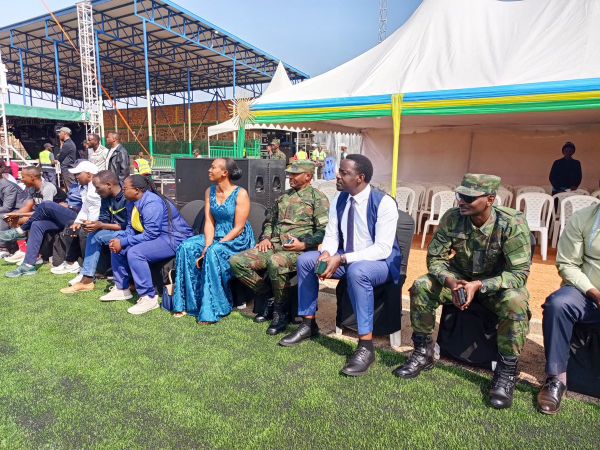 radioishingiro's tweet photo. Ibirori byo #KWIBOHORA32 muri @GicumbiDistrict byabanjirijwe n'umukino urimo guhuza Ikipe ya @UTAB_BYUMBA na #NEWSPORTING Ikipe y'abatarabigize umwuga ihuriwemo abatuye Akarere ka Gicumbi. Ni mu irushanwa ryateguwe n'Akarere ka Gicumbi, hagamijwe kwishimira ibyagezweho muri iyi myaka 32 ishize u #Rwanda rubohowe.
Uyu mukino watangijwe n'umuyobozi w'Akarere @NzabonimpaEmmy ari kumwe n'inzego z'umutekano.
@gahundemaurice @RwandaNorth @RwandaLocalGov