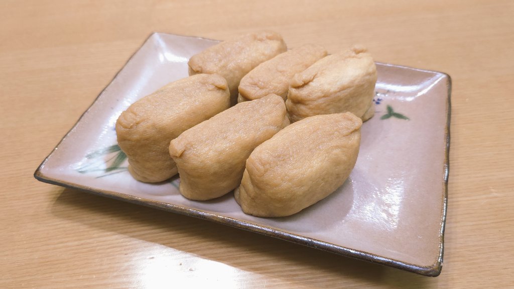 CarpeMargaret's tweet photo. このいなり寿司は
とある本丸の
とある審神者による
刀剣男士との晩御飯の様子です😊

お付のキツネ『主殿ォ〜‼️ぜひわたくしめにも1つ頂けないでしょうか🦊』

小狐丸『おぉ〜大好物だ🦊』

カマちゃん『まだまだあるわよぉ〜✨』 https://t.co/pDOYwUvifw
