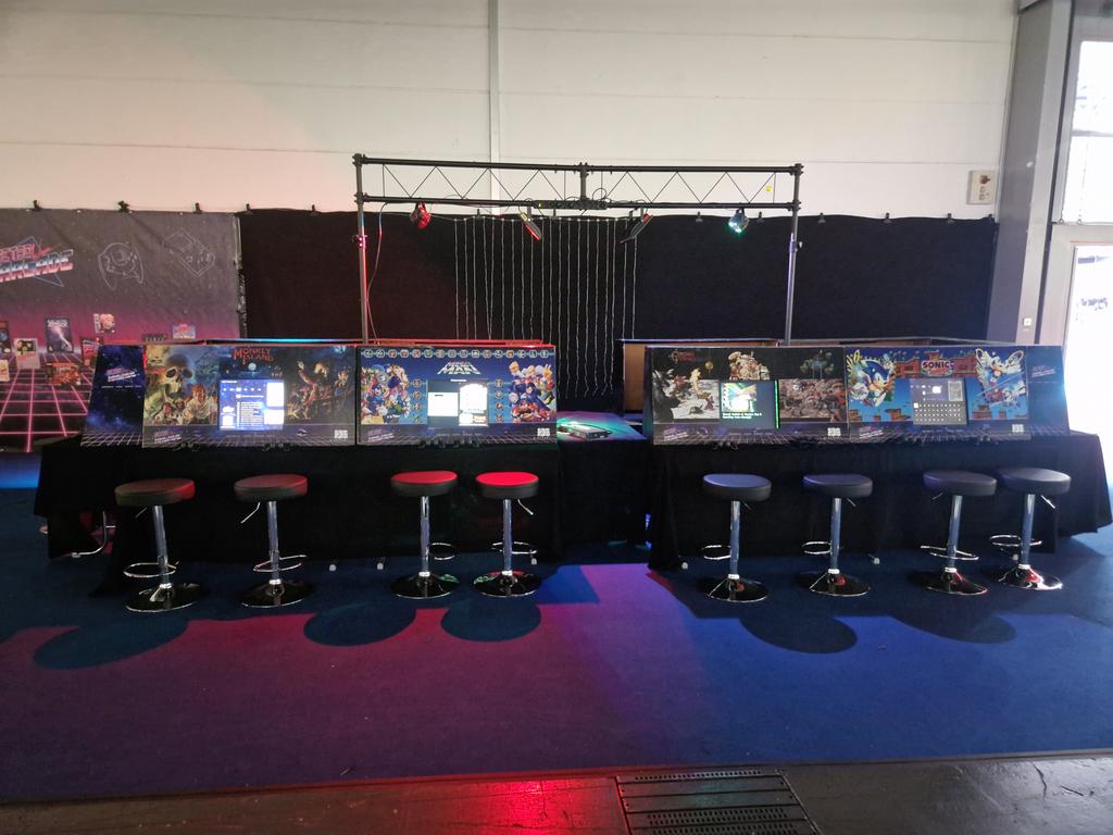 retrowavearcade's tweet photo. Wir sind @retrowavearcadeーunseres Zeichens langjährige Videospiel-Aussteller auf der @DoKomi. Teil des neuen Mugen e.V.

Unsere Accounts werden ab Juli 2026 aktiv betrieben. Auch freuen wir uns auf euren Beitritt zu unserem Discord. Kontaktiert uns gerne dort!

Links ⬇️ https://t.co/Arx20M612W