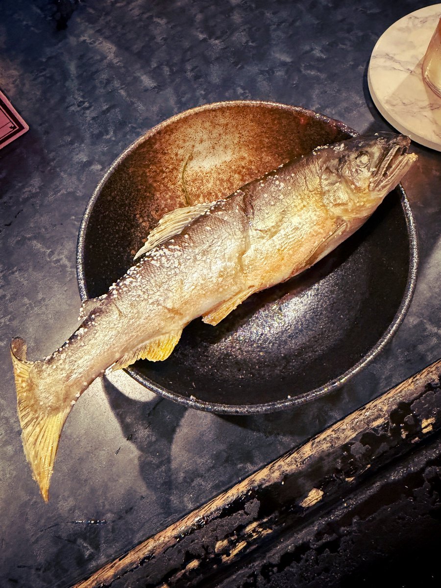 _earlgrey_tea's tweet photo. @haaaaachan05 鮎の塩焼き、ウニいくら蟹の海鮮盛り！♪ やばい美味しさ😋 https://t.co/jOCgUgwWh9