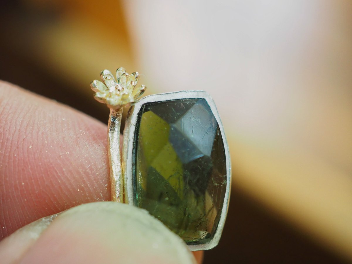 silvermoon_info's tweet photo. 金の小さな一輪の花

1点物のペンダントとして制作しているラフカットのグリーントルマリンに添えるためのもの
落ち着いた10金の色合いと独特の深いグリーンが相性良さそうです
他にもいくつかパーツを作るので完成までもうしばらく

https://t.co/igFexxKpgC
#シルバーペンダント
#グリーントルマリン https://t.co/0COg88AztH