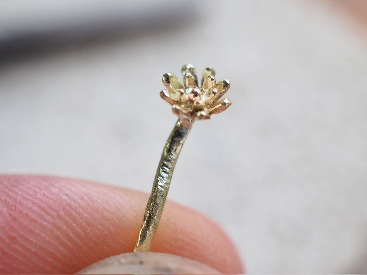 silvermoon_info's tweet photo. 金の小さな一輪の花

1点物のペンダントとして制作しているラフカットのグリーントルマリンに添えるためのもの
落ち着いた10金の色合いと独特の深いグリーンが相性良さそうです
他にもいくつかパーツを作るので完成までもうしばらく

https://t.co/igFexxKpgC
#シルバーペンダント
#グリーントルマリン https://t.co/0COg88AztH