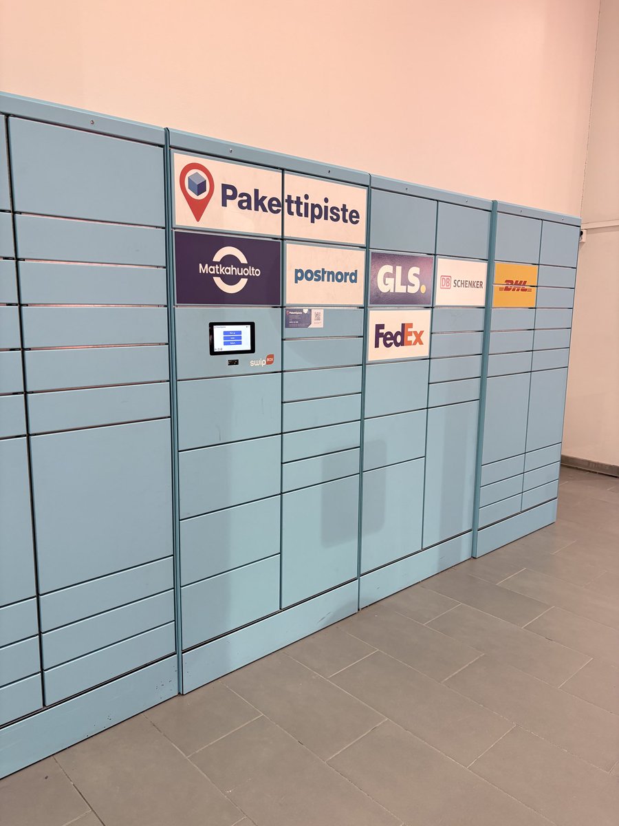AdamPodgladam's tweet photo. @RBrzoska Na zdjęciu taki automacik w Finlandii schowany gdzieś na tyłach skromnego centrum handlowego, nikomu nie przeszkadza:) Wnioskuję, że automat na kilka firm kurierskich. Fajnie tam mają bo kraj nie jest zasrany blaszanymi paczkomatami, z których niektórzy polacy se porobili płoty. https://t.co/nooSFSWzrv