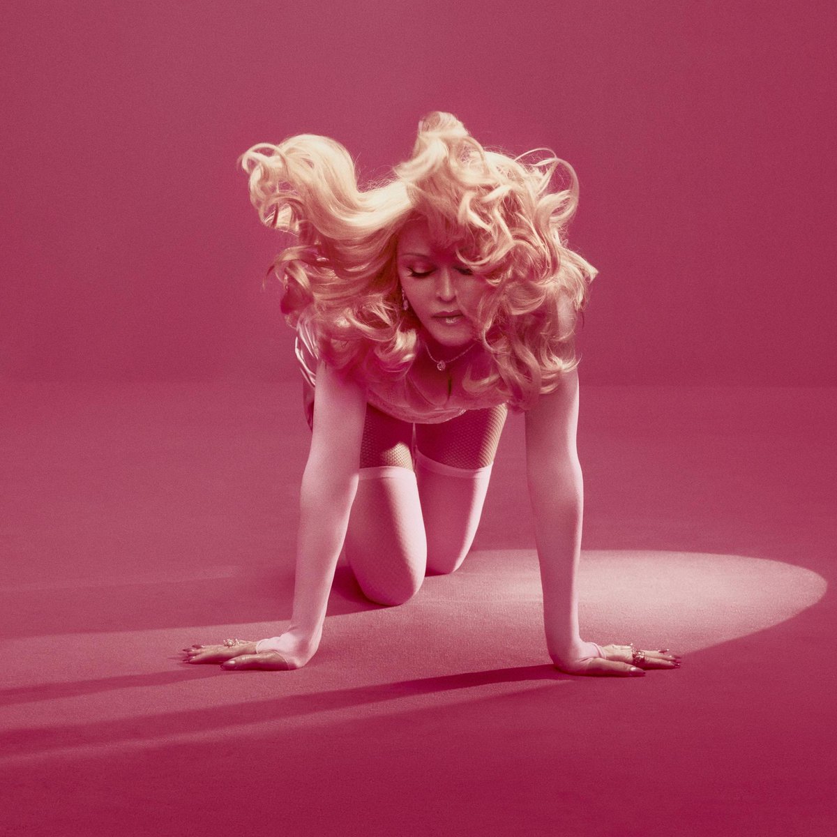 DrApocalypse's tweet photo. #Confessions2 è magnifico. Solo #Madonna poteva passare un anno e mezzo in studio, sfidare il ricordo di un monolite, fregarsene di singoli traino alla Hung Up, sentirsi libera di osare e attingere dal proprio passato per reinventarlo, ancora una volta, a 68 anni.
Sei tutto https://t.co/P9OsXe1gnv