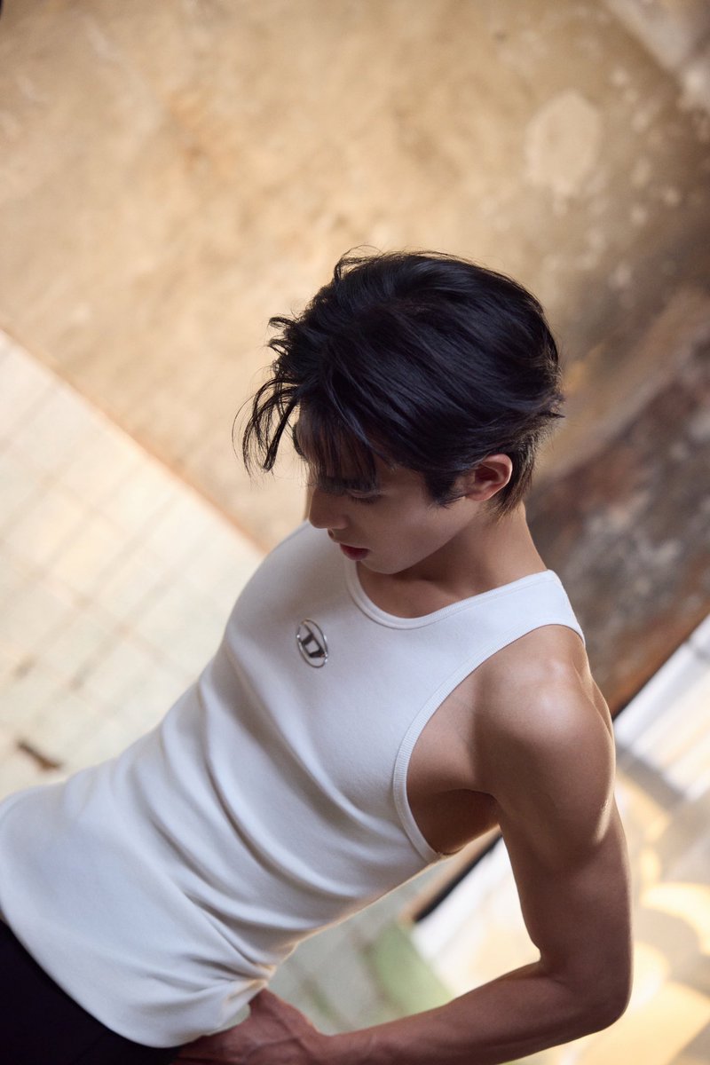 traumleben's tweet photo. 런닝구 송위룡 너무 좋다! (2)

#송위룡 #Songweilong #宋威龙 https://t.co/cf575VjIwd