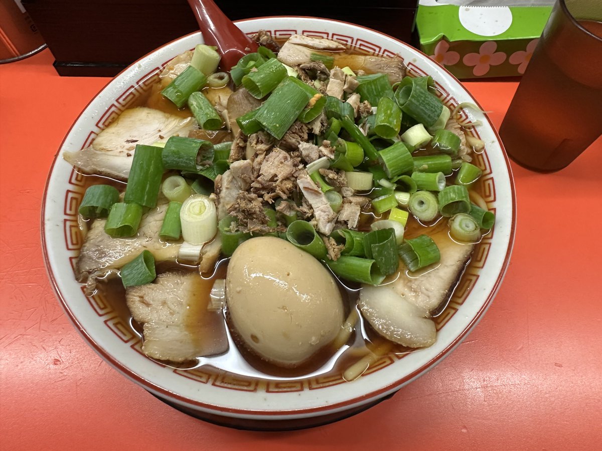 ken_zan's tweet photo. 麺屋7.5Hz+@大阪梅田 のチャーシュー麺大盛り。
ここもすっかり定番になってますが、まあ何だかんだ言ってこの醤油をしっかり吸い込んだ太麺を啜るのが好きでして…。
昔の本店とかはもっと麺が太かったような気もするのですが、まあ気のせいなんでしょうね。 https://t.co/jcsB8Hfcph