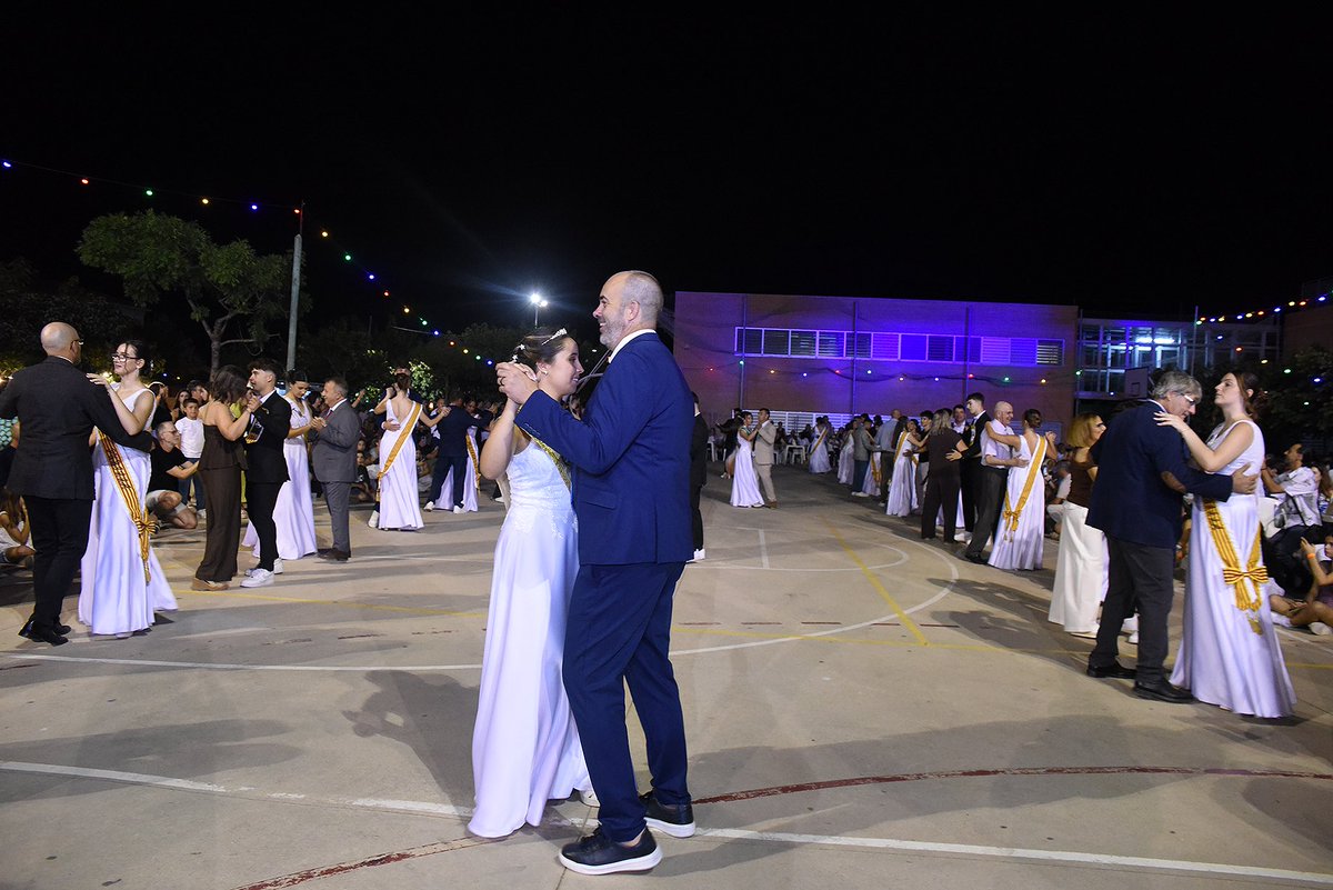 AjRoquetes's tweet photo. 👗 UN, DOS, TRES... 🎶

🎻 El vals d'honor de les 🎉 #FMRoquetes2026❗️

🌟 Les pubilles, hereus, pubilletes, hereuets i acompanyants llueixen en la primera nit de gala.

💡 La #TerrassadEstiu viu el moment més solemne, en una nova edició amb 1️⃣2️⃣ orquestres. 💃🏻

#RoquetesCultura https://t.co/dbRrKdG5W9