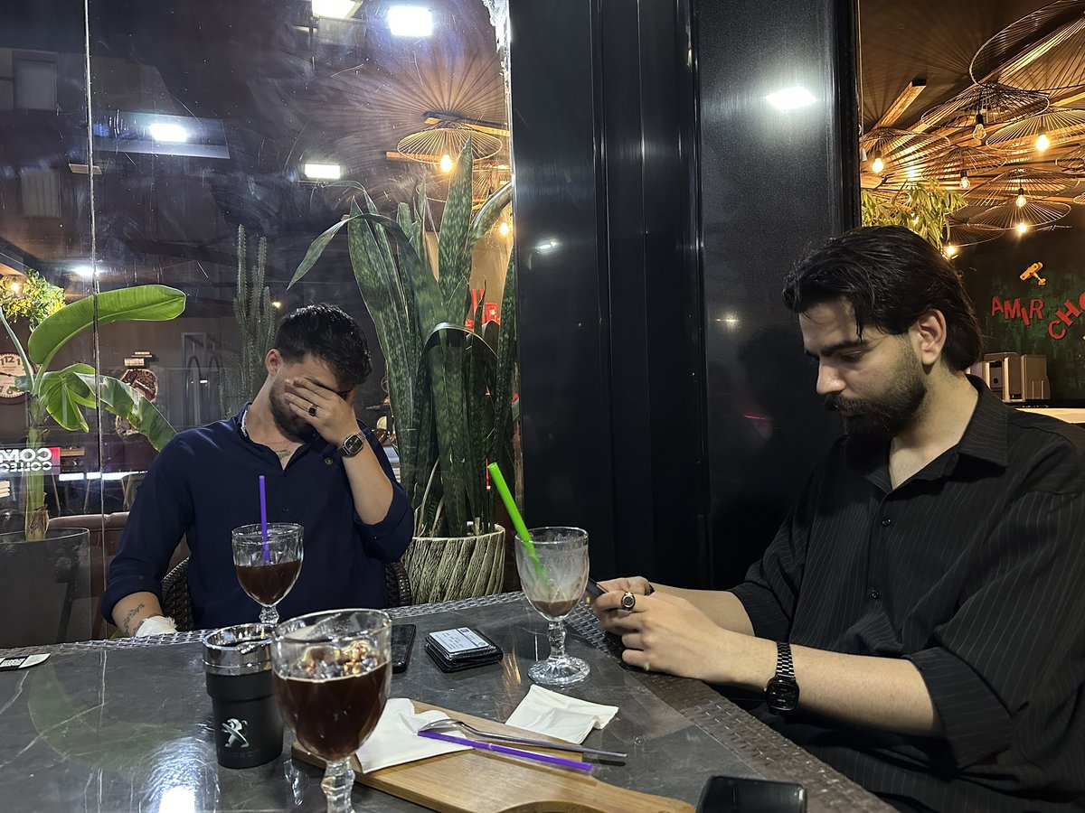 theashkan27's tweet photo. رفته بودیم امیر شکلات شعبه رشدیه
یطوری فاجعه بود کیفیت اوردر ها نگم براتون
اُور بودن قهوه حتی تو آیس آمریکانو هم واضح بود شیک هم که دیگه هیچ، بستنی و شیر جدا بود از هم😂💔. https://t.co/rX1X6OIKcw