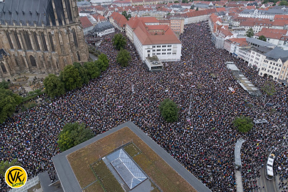VolkerPetzer's tweet photo. 🔥🔥 ERFURT HAT GESCHICHTE GESCHRIEBEN! 🔥🔥

ICH HABE NOCH NIE IN MEINEM LEBEN SO VIELE MENSCHEN GESEHEN!!! 😭❤️

Die komplette Innenstadt war VOLL! Menschen, Menschen, Menschen – soweit das Auge reicht! Überall Fahnen, Schilder, Gesänge und Gänsehaut pur! 🥹✊🌈

Heute hat Erfurt gezeigt: Die Mehrheit ist laut, bunt und steht auf! Gegen Hass. Gegen Hetze. Gegen die AfD. 💪FÜR "UNSERE DEMOKRATIE™" ❤️

Das war nicht einfach eine Demo – das war ein MEER DER DEMOKRATIE! 🌊🕊️

Ich bekomme immer noch Gänsehaut, wenn ich an diese Bilder denke. Tausende? Zehntausende? MILLIONEN WAREN DA!!! Ehrlich, es fühlte sich an, als wäre HALB DEUTSCHLAND da gewesen! 😍🙌

DANKE an jeden einzelnen Menschen, der heute auf der Straße war. Ihr seid Hoffnung. Ihr seid Herz. Ihr seid Demokratie. ❤

#Erfurt #NieWiederIstJetzt #ZusammenGegenRechts #DemokratieVerteidigen #NoAfD #WirSindMehr ✊🌈❤️🔥