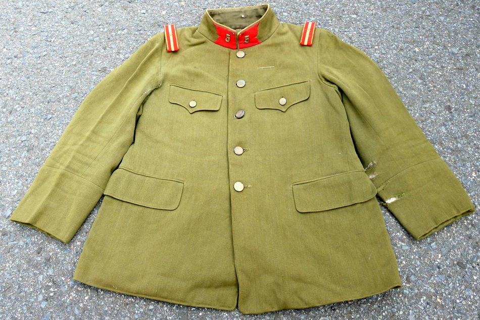 日本陸軍の歩兵将校用の昭五式軍衣になります。 鍬形襟章や連隊番号章