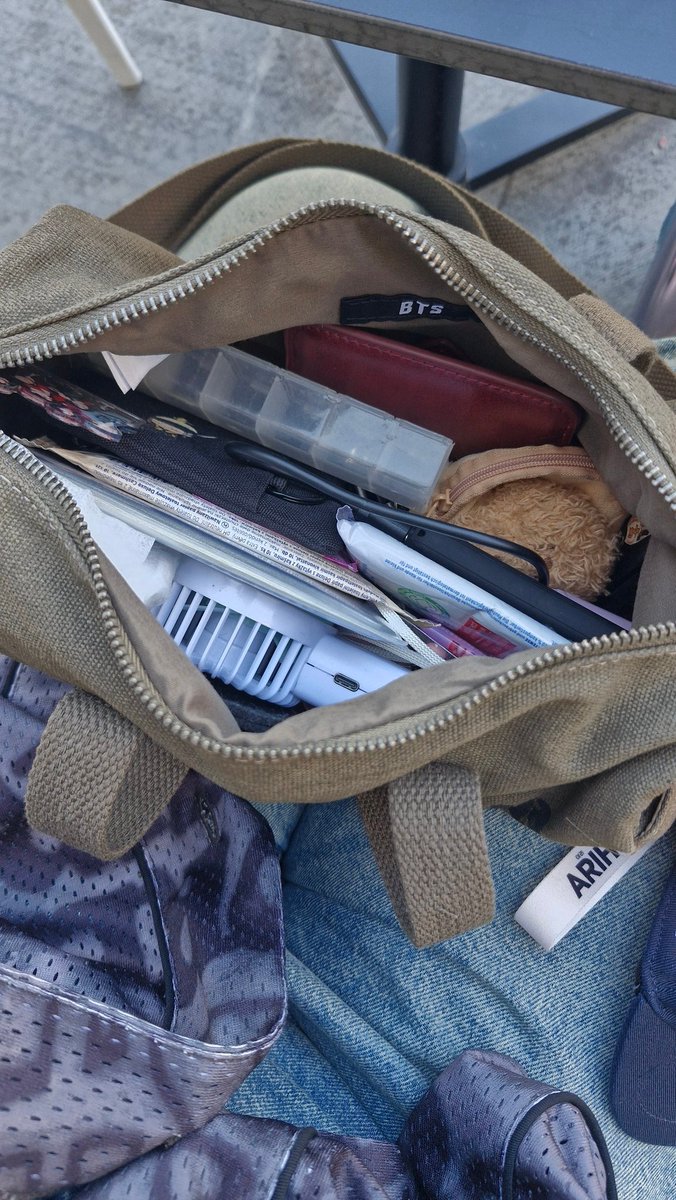 4dpersona's tweet photo. ; this bag is perfect. Yes, 50 euros, but it is so practical. A lot of things fit in here (not only what I have right now, but also a lightstick and a bottle of water!). One of my best purchases at the stadium. Highly recommend. I will bring it to the next concerts🙂‍↕️ https://t.co/eZgw3W1NEp
