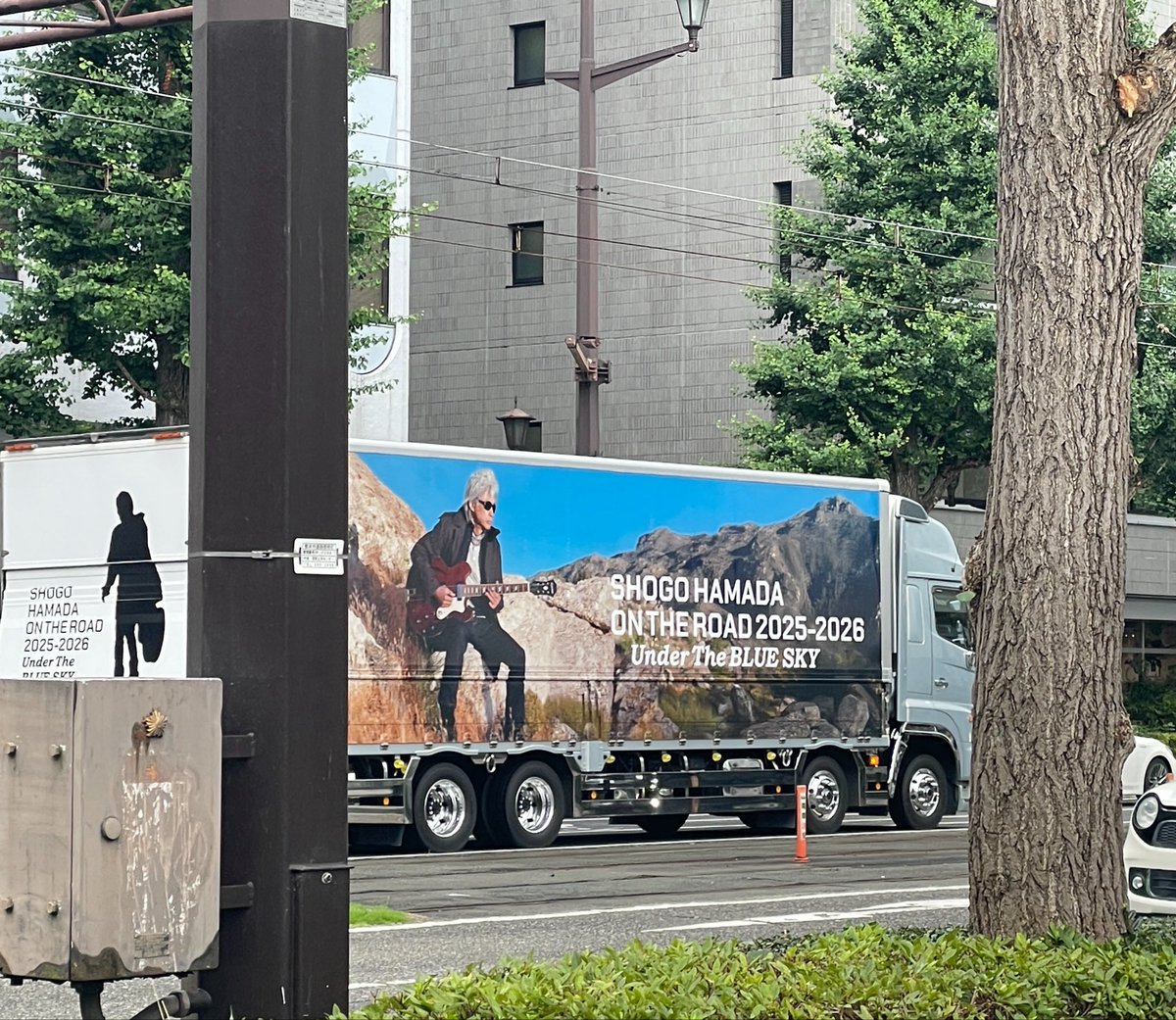 fukudorikumamot's tweet photo. こんばんわ
本日満席の福鶏です🙇
お席遅い時間には開くかもなので二次会のご利用でどうぞ🙇

今日は福鶏近くの交差点で
#浜田省吾
さんのトラック見ました
明日熊本でライブがあるみたいですね😋

こういうトラック見ると気分上がります😋 https://t.co/KrMNyWu0XH