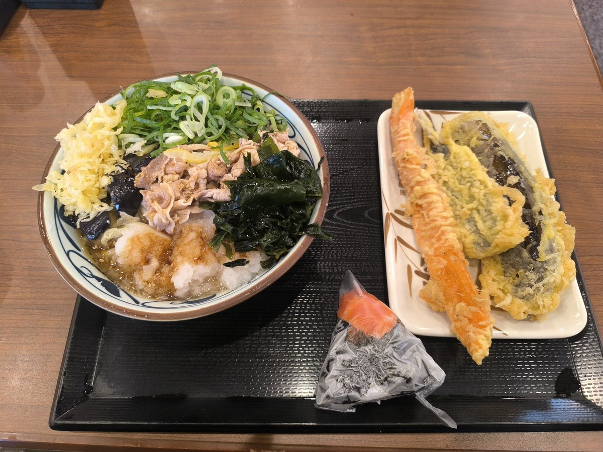 1085yen's tweet photo. クソデカナス天ぷら最高すぎる
丸亀はもはや俺にとってはアトラクションになってしまった
たのしい

あと駐車場、めちゃ前向き駐車しろの看板があるのに俺以外ケツむけてるのなんなんや
精神的な意味なのか？ https://t.co/YoNe7b7A9V