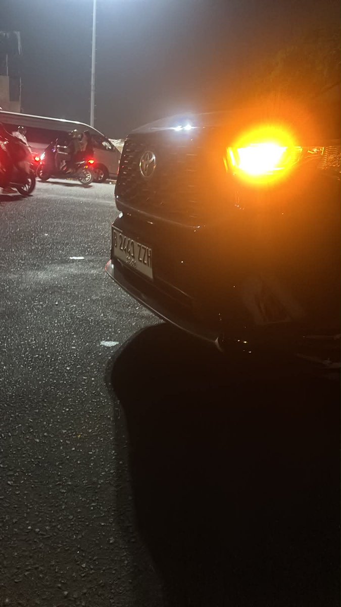 resahnegeri's tweet photo. Hallo minta tolong bantu pantau guys🙏🏻 HP aku dibawa kabur pas COD di depan Gerbang Tol Bekasi Timur. Modusnya pura-pura mau cek HP di dalam mobil, terus langsung kabur masuk Tol Bekasi Timur arah Jakarta pakai Innova Zenix HEV hitam plat B 2441 ZZH Unit: iPhone 17 Pro Max Inter 256GB Cosmic Orange No. Seri: J4C91D7H5P Kalau ada yang lihat atau ada yang jual unit ini, tolong kabarin ya. Terimakasih🙏🏻

cc : bananadramaa8