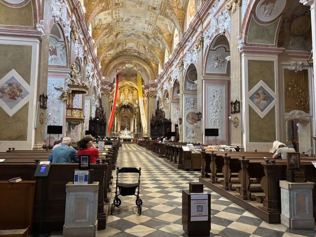 Dokulil_CT's tweet photo. Na Velehradě na Uherskohradišťsku dnes začínají tradiční Dny lidí dobré vůle, které připomínají příchod slovanských věrozvěstů Cyrila a Metoděje na Velkou Moravu. Vrcholem dnešního programu bude ve 20 hodin Večer lidí dobré vůle - na pódiu právě probíhá zvuková zkouška. https://t.co/KNjJT1N3DS