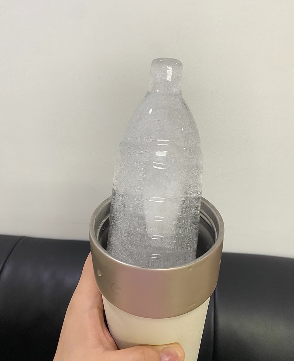 jiro_3_'s tweet photo. 店員「実は、ペットボトルを使うと

部屋の“あのベタつく感じ”が一瞬で消えます。

使うのは
凍らせたペットボトル

これ、梅雨の時期にピッタリな除湿法なのですが、

凍ったペットボトルが空気中の水分を直接「水滴」に変えて集めてくれます。

つまり、
「除湿機」と同じ仕組みを簡易的に作れるんです。

電気を使わずに
空気中の水分をペットボトルの表面に付着させて回収し、部屋の湿度を下げるので、とてもエコです！

◎凍らせたペットボトル除湿の正しい手順
①ボトルに水を入れ、凍らせる
・水が凍ると膨張するため、ボトルの8〜9分目まで水を入れて凍らせます。
・2Lの大きなペットボトルのほうが、表面積が広く効果も高いです。

②受け皿（トレイ）を用意する
・大量の結露水が出るため、深さのあるトレイやバケツ、ボウルの上にボトルを立てます。
・トレイの底にタオルを敷いておくと、水滴の音が響かず、溢れるのを防げます。

③部屋の高い場所に設置する
・冷たい空気と湿気は「下」に溜まる性質があります。
・机の上など、部屋の少し高い位置に置くことで、冷気が下に降りて部屋全体の空気が循環しやすくなります。

⚠️ペットボトルにサーキュレーターなどで風を当てるとさらに効果的です。

これからの時期に、ぜひ試してみてください！

『 お金の知識で生活を豊かに 』をテーマに発信してます！
ボクをフォローすると

✅お金の知識がつく
✅お金のお得情報をゲットできる
✅お金で悩まなくなる
✅生活が豊かになる

ボクをフォローして、一緒に生きるための知識をつけていきましょう
👉@jiro_3_