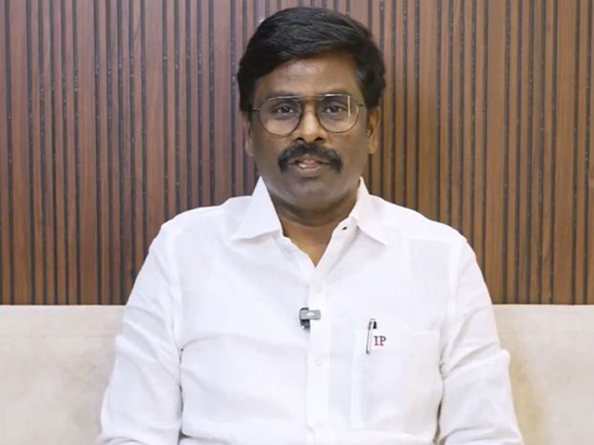 arivalayam's tweet photo. Ed யை வைத்து பாஜக செய்ததை காவல்துறையை வைத்து தவெக செய்கிறது குதிரை பேரத்தில் ஈடுபட்ட விஜய் அரசின் மூக்கு அறுபட்டது தி.மு.க. சட்டத்துறை இணைச் செயலாளர் வழக்கறிஞர் இ.பரந்தாமன், Ex.M.L.A., பேட்டி

திராவிட முன்னேற்றக் கழகத்தின் மீது குதிரைபேர குற்றச்சாட்டை சுமத்தி மக்கள் மத்தியிலே திமுக மீது அவதூறு பரப்ப வேண்டும் என்ற தவெக அரசின் முயற்சி முறியடிக்கபட்டுள்ளது. நேற்று எங்களுடைய சட்டமன்ற உறுப்பினர் திரு.அனிதா ராதாகிருஷ்ணன் அவர்கள் வழக்கின் மூலமாக நீதிமன்றத்தால் திரு விஜய் அரசினுடைய மூக்கு அறுக்கப்பட்டிருக்கிறது. இது பொய்யான வழக்கு இந்த வழக்கில இவரை கைது செய்து சிறைக்கு அனுப்ப வேண்டிய முகாந்தரம் இல்லை என்ற அடிப்படையில் நேற்றைக்கு திரு.அனிதா ராதாகிருஷ்ணன் அவர்களுக்கு ஜாமீன் வழங்கி நீதிமன்றம் உத்தரவு பிறப்பித்ததன் மூலம், முதல் முறையாக இந்த குதிரைபேர சர்க்கார் மூக்கறுக்கப்பட்டுள்ளது.

ஆட்சிக்கு வந்து 55 நாட்களைக் கடந்தும் நிர்வாகத்தைப் பற்றி கவலைப்படாத தவெக அரசு தினந்தோறும் திராவிட முன்னேற்றக் கழகத்தின் மீது எந்த குற்றங்களை சுமத்தலாம் என்று சிந்தித்து ஒவ்வொரு நாளும் ஒவ்வொரு கதையை அரங்கேற்றி வருகிறார்கள். அந்த வகையிலதான் திரு.அனிதா ராதாகிருஷ்ணன் அவர்கள் மீது ஒரு அவதூறு வழக்கு. அவதூறு  வழக்கு போடுவதில் கைது செய்ய வேண்டிய அவசியம் கிடையவே கிடையாது. முன்ஜாமீன் வழக்கு தள்ளுபடி செய்யப்பட்ட ஒரே காரணத்திற்காக அவசர அவசரமாக ஓடி வந்து திரு அனிதா ராதாகிருஷ்ணன் அவர்களை காவல்துறை கைது செய்வதனுடைய பின்னணி என்ன.? எதற்கு ஒரு அவதூறு வழக்கில்  கைது செய்தவரை 6 மணி நேரம் 7 மணி நேரம் காவல்துறை விசாரணை செய்தது.?  அது என்ன மர்மம்.?

அந்த விசாரணையின் போது திரு.அனிதா ராதாகிருஷ்ணன் அவர்களை எம். எல்.ஏ பதவியை ராஜினாமா செய்யுங்கள் தவெக வில் இணைய பணம் தருகிறோம்” என கட்டாயப்படுத்தியதாக குற்றம் சாட்டியுள்ளார். இது ஒரு மிகப்பெரிய குற்றச்சாட்டு. 6 மணி நேர விசாரணை இதற்காக தான் நடந்துள்ளதா.?

பாஜக எப்படி ED யை விட்டு மிரட்டி கட்சியில் சேர்க்கிறார்களோ அதேபோல தான் காவல்துறையை வைத்து மிரட்டி கட்சிக்கு ஆள் சேர்க்கும் வேலையை தவெக அரசு செய்கிறது.

இந்த உண்மை வெளிப்பட்ட உடன் பதறிப்போய் நேற்று இரவு 9 மணிக்கு மாண்புமிகு சட்டத்துறை அமைச்சர் திரு.நிர்மல் குமார் அவர்கள் ஒரு பேட்டி கொடுக்கிறார். பேட்டியில் முறையான விளக்கம் கொடுத்தால் பரவாயில்லை. ஆனால் அவர் என்ன சொல்கிறார் தனி நபர் அவதூறு செய்கிறார். உடல் கேலி செய்கிறார். எங்களின் எம். எல். ஏ வை ரௌடி என கூறுகிறார்.  இப்படி எல்லாம் சொல்லும் நிர்மல் குமார் மீது உக்கரபாண்டியன் என்பவர் உசிலம்பட்டியில் நில மோசடி செய்தார் நிர்மல் குமார்  என 420 புகார் கொடுத்துள்ளார். இந்த 420 நிர்மல் குமார் வந்து திராவிட முன்னேற்ற கழகத்தினுடைய சட்டமன்ற உறுப்பினரைப் பார்த்து ரவுடி என்றெல்லாம் சொல்ல எந்த அருகதையும் இல்லை.

அமைச்சர் ஆதவ் அர்ஜுனா, கரூரில் நடந்த சம்பவத்தை குறிப்பிட்டு மக்களை கொன்று குவித்த கட்சி திராவிட முன்னேற்ற கழகம், கொன்று குவித்தவர் என்று எங்க தலைவருடைய பெயரை சொல்றார். இது எந்த விதத்தில நியாயம்? இப்படி அவதூறா பேசக்கூடிய இந்த ஆதவ் அர்ஜுனா ஏன் கைது பண்ணாம இன்னும் வேடிக்கை பார்த்திட்டு இருக்கிறது காவல்துறை.

யாரை ரவுடின்னு சொல்றாரு திரு.நிர்மல் குமார் நிதித்துறை அமைச்சராக இருக்கிறாரே மரிய வில்சன் அவர் மீது வீடு புகுந்து தாக்கி கொலைமிரட்டல் விடுத்த வழக்கு உள்ளது. அந்த வழக்கு தொடர்பாக இன்று புதுச்சேரி நீதிமன்றத்தில் அவரை ஆஜராக சொல்லி சம்மன் அனுப்பட்டுள்ளது.  அதேபோல ஒரு மினிஸ்டர் மேல பவுடர் குற்றச்சாட்டு இருக்கிறது. ஸ்ரீவைகுண்டம் சட்டமன்ற உறுப்பினர் மேல பாதிக்கபட்ட பெண் அளித்த குற்றச்சாட்டு இருக்கிறது. அமைச்சர் திரு.நிர்மல் குமார் மீது 420 புகார் இருக்கிறது.  இன்னும் சொல்லப்போனால் தலைமை அமைச்சரா இருக்கக்கூடிய திரு. விஜய் அவர்கள் மீது குதிரைபேர ஊழல் குற்றச்சாட்டு சுமத்தி இருக்கிறோம். இப்படி கிரிமினல் பின்னணி கொண்ட கேபினட்டாக, குற்றவாளிகள் நிரம்பிய கேபினட்டாக தவெக அமைச்சரவை இருக்கிறது. இப்படிபட்ட தவெக அரசாங்கம் திராவிட முன்னேற்ற கழகத்தை பார்த்து கேள்வி கேட்பதற்கு துளியும் அருகதை இல்லை.

நேற்றைக்கு அதிமுகாவை சேர்ந்த சட்டமன்ற உறுப்பினர் முன்னால் அமைச்சர் ஓஎஸ் மணியன்  'விஜய பாஸ்கர் அமைச்சர் பதிவி வாங்கிதருவதாக பேரம் பேசினார்' என கூறி இருக்கிறார். யார் இந்த குதிரை பேரத்தை செய்து கொண்டு உள்ளார்கள் என்பது மக்களுக்கு நன்றாகவே தெரியும்.

திராவிட முன்னேற்ற கழகம் வென்று இருக்கிறது 59 இடங்கள். ஒரு எம்எல்ஏ, இரண்டு எம்எல்ஏ வை விலைக்கு வாங்கி எப்படி ஆட்சி அமைக்க முடியும் இந்த அடிப்படை புரிதல் கூட இல்லாமல்  தவெக  அமைச்சர்கள் எல்லாம் பேசுவது வடிகட்டியே பொய். திராவிட முன்னேற்ற கழகத்தினுடைய நிர்வாகிகள் மீது குற்றம் சுமத்த வேண்டிய நோக்கத்திற்காக மட்டுமே கூறப்படும் குற்றச்சாட்டு.

ஆட்சி அதிகாரத்தில் உட்கார்ந்து தினம் தினம் அரசு நிர்வாகத்தை கவனிக்க துப்பில்லை. நிர்வாகம் தேங்கி கிடக்கிறது. ஆட்சிக்கு வந்து 56 நாளாவது இதுவரைக்கும் மக்களுக்கான வேலை என்ன செய்துள்ளது இந்த அரசு.?

குற்றச்சாட்டுகளுக்கு ஆளான அமைச்சர்கள் மீது எல்லாம் நடவடிக்கை எடுக்க துப்பில்லை சமூக வலைதளத்தில் அரசின் குறைகளை சுட்டிக்காட்டி செயலாற்றி கொண்டிருக்கக்கூடிய ஆர்ஜே.சரண் ஜெயராமன் போன்ற தம்பிகளை எல்லாம் பொய் காரணம் சொல்லி கைது செய்து கொண்டுள்ளனர். திமுக மீது அவதூறுகளை பரப்பி பொய்யான குற்றச்சாட்டுகளை முன்வைத்து , மேயர் பிரியா உள்ளிட்ட கழக மகளிர் நிர்வாகிகளை கொச்சையாக பேசிவரும் தவெக ஆதரவாளர்கள் மீது நடவடிக்கை எடுத்தீர்களா.?

மாற்றம் கொடுப்போம் என்று சொல்லிவிட்டு ஆட்சிக்கு வந்து அதிமுக கட்சியில இருப்பவரை தவெக கட்சியில சேர்க்கும் கட்சி மாற்றம் தான் நடந்துள்ளது. இன்னும் பலரை ராஜினாமா செய்ய வைத்து ஆளும் கட்சியில் இணைக்கும் முயற்சியில் தான் இந்த அரசு உள்ளது. இவற்றை எல்லாம் விட்டுவிட்டு வரக்கூடிய திங்கட்கிழமையில் இருந்தாவது மக்கள் பணியில் ஈடுபடுங்கள்.

இந்தியாவிற்கு முன் மாதிரியாக இருந்த தமிழ்நாட்டு அரசியலின் மாண்பை சிதைத்து, ஒரு மோசமான அரசியலை முன்னெடுத்து வருகிறது இந்த தவெக அரசு. ஒரு அரசியல் கட்சி எப்படி இருக்கக் கூடாது என்பதற்கு மிகப்பெரிய உதாரணம் தவெக.