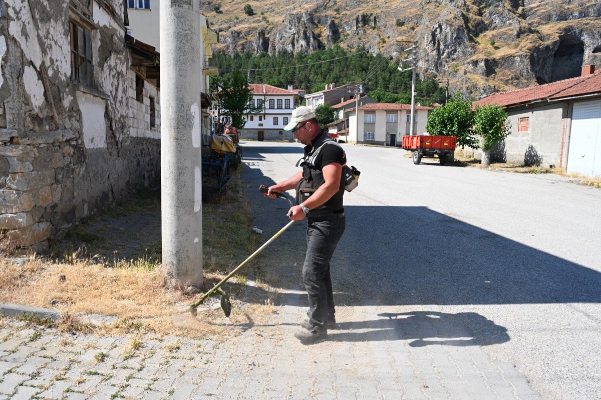 inonubel's tweet photo. Ayrıca kilitli parke taşlı sokaklarda meydana gelen bozulmalar onarılırken ilçe genelindeki cadde, sokak ve parklarda ot biçme ile çevre temizlik çalışmaları gerçekleştirildi. 

Daha Güzel Bir İnönü İçin Çalışmaya Devam Ediyoruz.  

Serhat HAMAMCI
İNÖNÜ BELEDİYE BAŞKANI https://t.co/mPIOssmU86