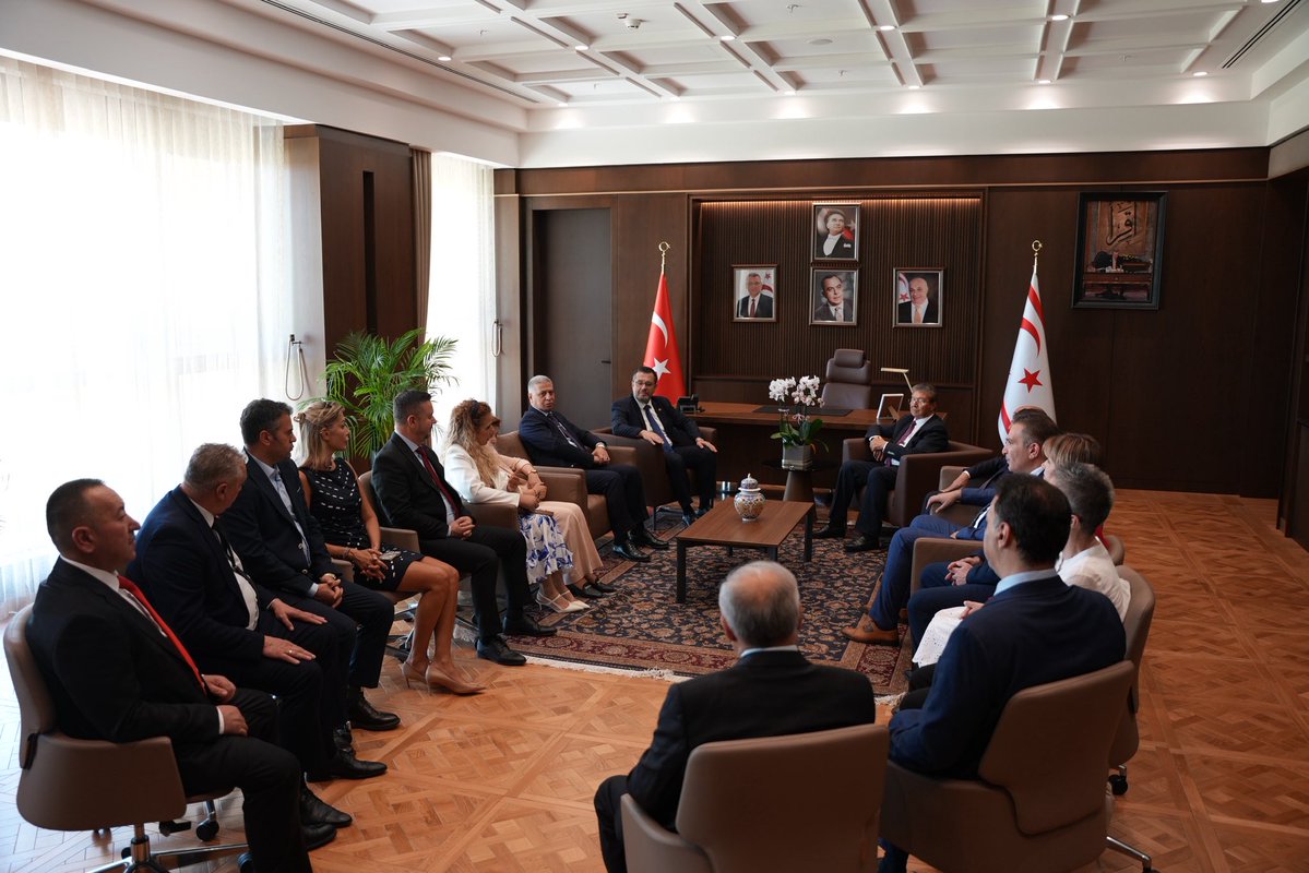 Tenzile_R's tweet photo. Dünyanın müxtəlif ölkələrindən gələn türk dövlətləri və türk toplumlarını təmsil edən nümayəndələrlə birlikdə Şimali Kipr Türk Cümhuriyyətinin Baş naziri Ünal Üsteli rəsmi iqamətgahında ziyarət etmək imkanı əldə etdik.

Görüş zamanı Türk dünyasının birliyi, ortaq milli-mənəvi dəyərlərimizin qorunması, qarşılıqlı əməkdaşlığın daha da möhkəmləndirilməsi və dünyanın harasında yaşamasından asılı olmayaraq bütün türklərin birlik, həmrəylik və bərabərlik ruhunda fəaliyyət göstərməsinin vacibliyi ətrafında səmərəli fikir mübadiləsi aparıldı.

Bu əlamətdar görüşdə iştirak etmək mənim üçün böyük şərəf və qürur mənbəyi oldu. Bizləri yüksək qonaqpərvərlik və səmimiyyətlə qəbul etdiyinə, Türk dünyasının ortaq gələcəyinə dair dəyərli fikirlərini bölüşdüyünə görə Şimali Kipr Türk Cümhuriyyətinin Baş naziri cənab Ünal Üstelə səmimi minnətdarlığımı bildirir, fəaliyyətində uğurlar arzulayıram.

İnanıram ki, Türk dünyasının həmrəyliyi və birliyi naminə atılan hər bir addım ortaq gələcəyimizin daha da möhkəmlənməsinə mühüm töhfə verəcəkdir.