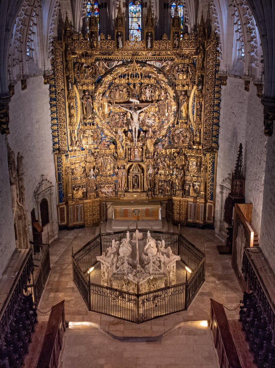 RMedievo's tweet photo. Sepultura de Juan II de Castilla y su esposa, Isabel de Portugal, dónde también descansa su hijo, Alfonso de Castilla, en la Cartuja de Santa María de Miraflores (Burgos). La obra, realizada en alabastro, fue un encargo de Isabel I a Gil de Siloé. Foto vía @Businirmaslejos. https://t.co/qyU8Jq9rOK