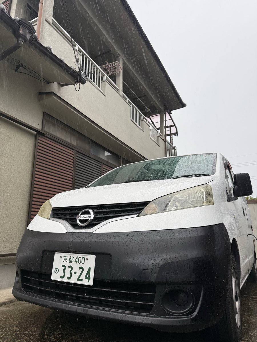 petmemorialNKS's tweet photo. 今日は夕方から訪問火葬にて、北葛城郡三郷町三室のポメラニアンのお別れのお手伝いをさせていただいております。母娘のお二人のご家族様にご参列頂き、大雨の中ではありますがしとしとと降る雨と同じ静かな愛情溢れる涙でお見送りなさいました。一緒に過ごした最幸の時間、忘れないからね。 https://t.co/mEHSv98DjB