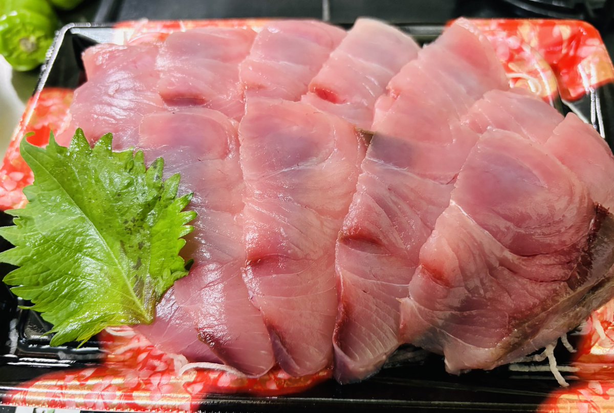 kus2mt's tweet photo. 今日のお刺身は鰤🐟
カレイもラスト1個をゲット😋
久しぶりにサクマドロップスかった🍬 https://t.co/LMSCj74JZK