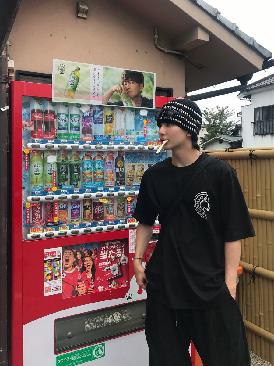 podo_ob's tweet photo. なんかここの自販機ちっさくない？え？？ https://t.co/MZH9OVQOJY