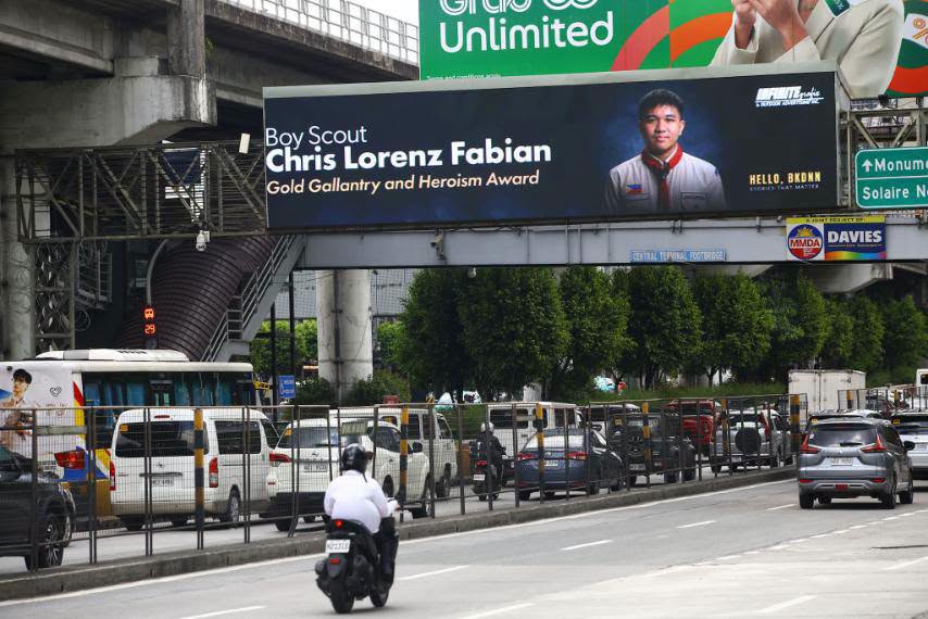 News5PH's tweet photo. 'REST IN PEACE, YOUNG HERO'

Naka-display sa electric billboard ang larawan ng 15-anyos na estudyante na si Chris Lorenz Fabian, na nasawi sa pamamaril sa Tacloban, sa kahabaan ng EDSA sa Quezon City ngayong Sabado, July 4.

Pagbibigay-pugay ito sa kapatangan ni Fabian na hinawakan ang pinto ng kanilang silid-aralan sa San Jose National High School para maseguro ang kaligtasan ng kanyang mga kaklase sa gitna ng pamamaril. | via Joan Bondoc/PNA