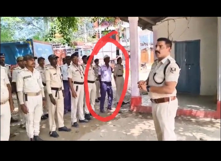 ankeetbhardwaj's tweet photo. @gautamthakurx ye policewala kaha se lag raha hai
फुक माक दू दो उड़ जाएगा ये https://t.co/tHl9m4AXja
