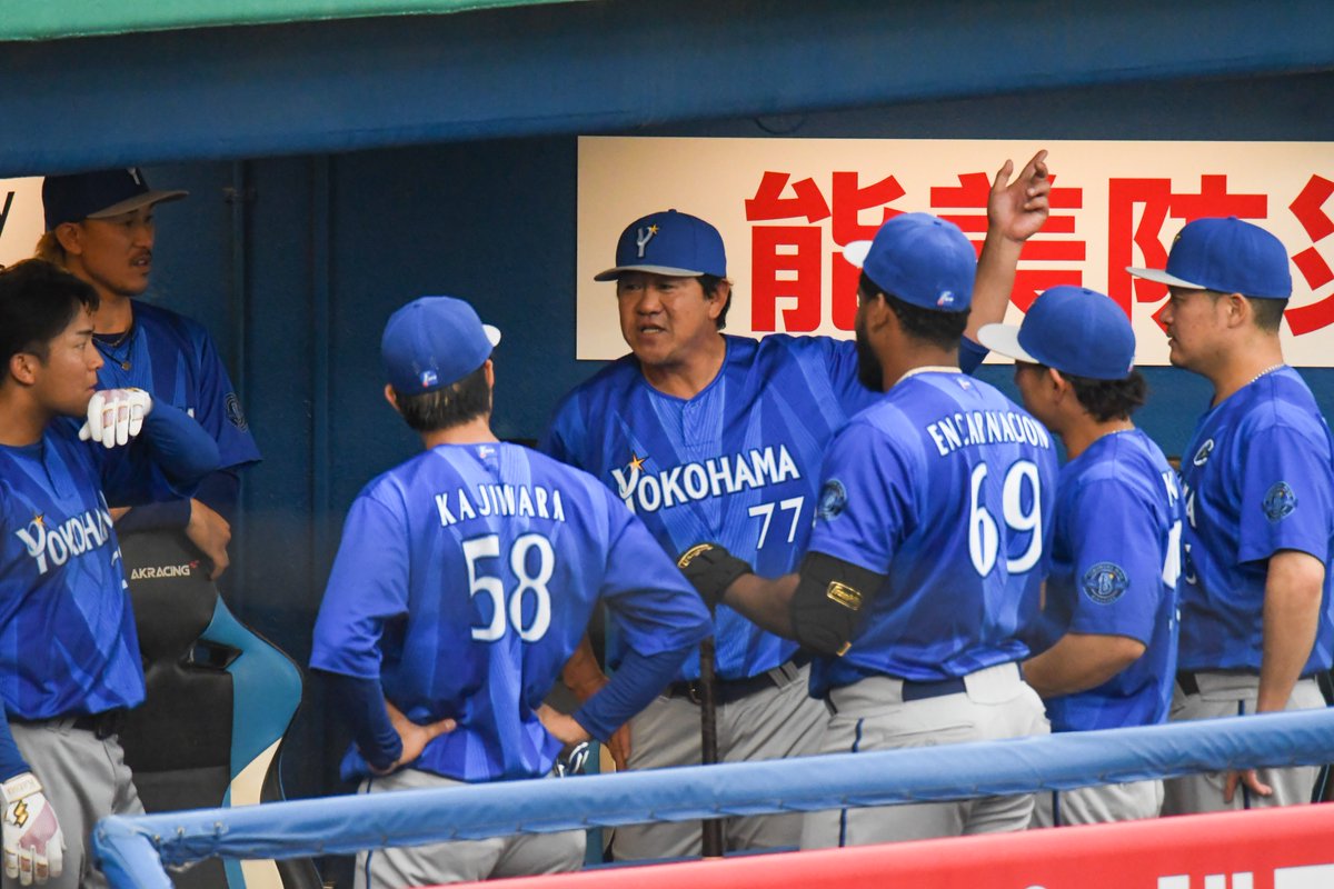 tanmen's tweet photo. 攻撃陣にスイッチを入れる尚典さん☆
#鈴木尚典 
#baystars https://t.co/lOz3JgIjfm