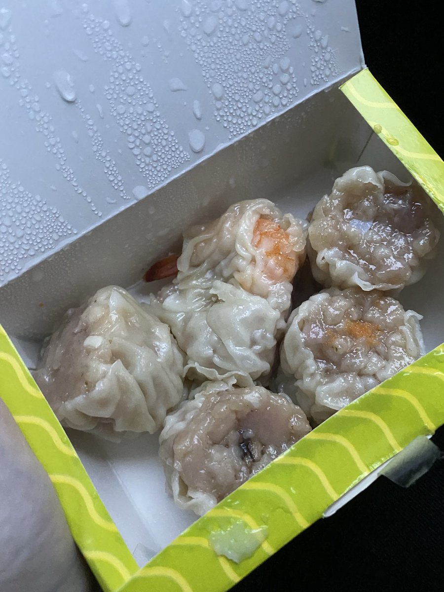 dilfyeol's tweet photo. kalau kalian lagi main ke daerah blok m. 

harus banget coba melimpir ke daerah wijaya/panglima polim. sebagai warga kebayoran baru kalau nanya beli dimsum dimana pasti jawabnya disini, terus dimsum ini langganan artis.

secara rasa dari tahun ke tahun pun meraka masih konsisten, gak pelit daging, dan porsi dimsumnya tuh besar.

dulu dimsum kombinasi isi 5 pcs cuma 18k sekarang naik 20k-an(?)