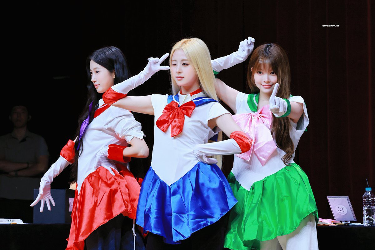 sserapics's tweet photo. LE SSERAFIM outfits Sailor Moon!?? https://t.co/CbZYxA5cz7